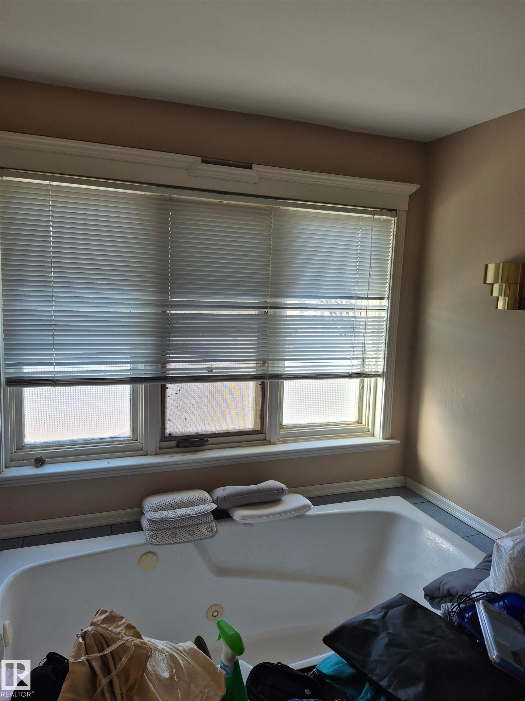 Primary bathroom with jetted soaking tub with a tiled surround - 11301 87 Street, Edmonton, AB - Indoor