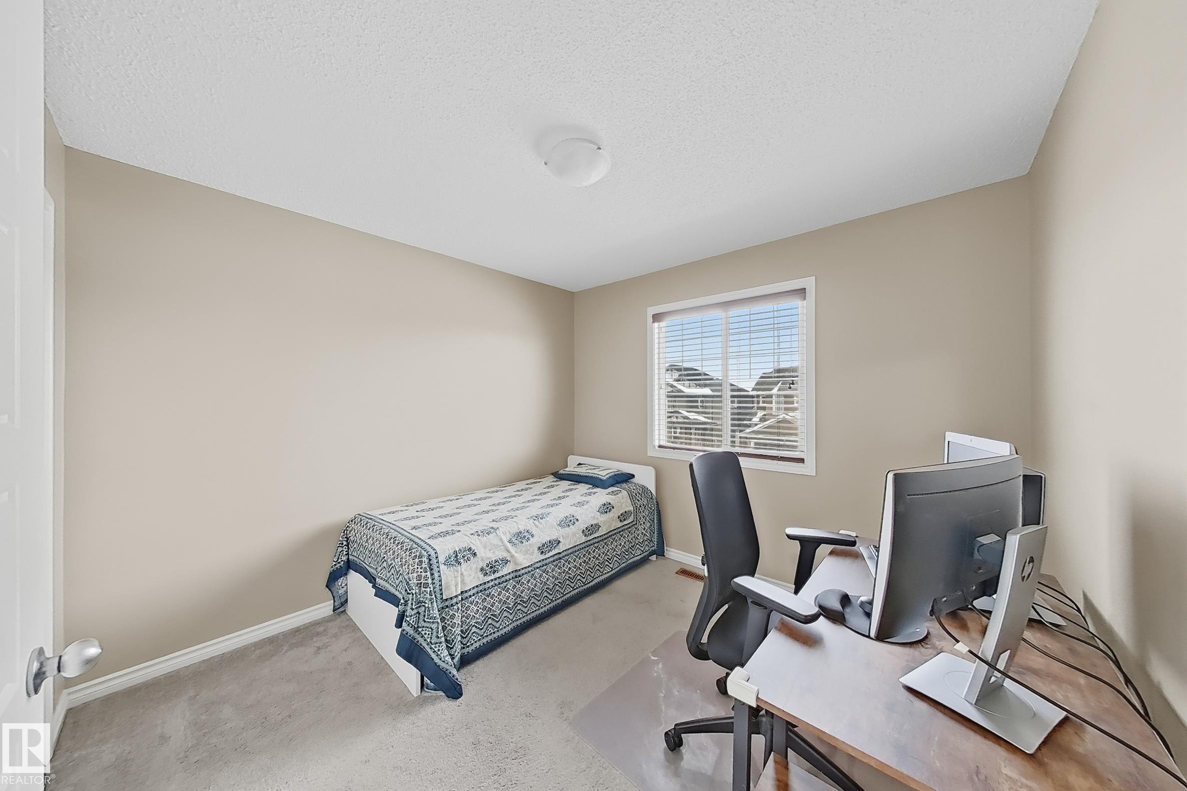 Neutral-toned room featuring a single window with blinds, light-colored carpeting, and white baseboards - 3609 Weidle Bend, Edmonton, AB - Indoor Photo Showing Bedroom
