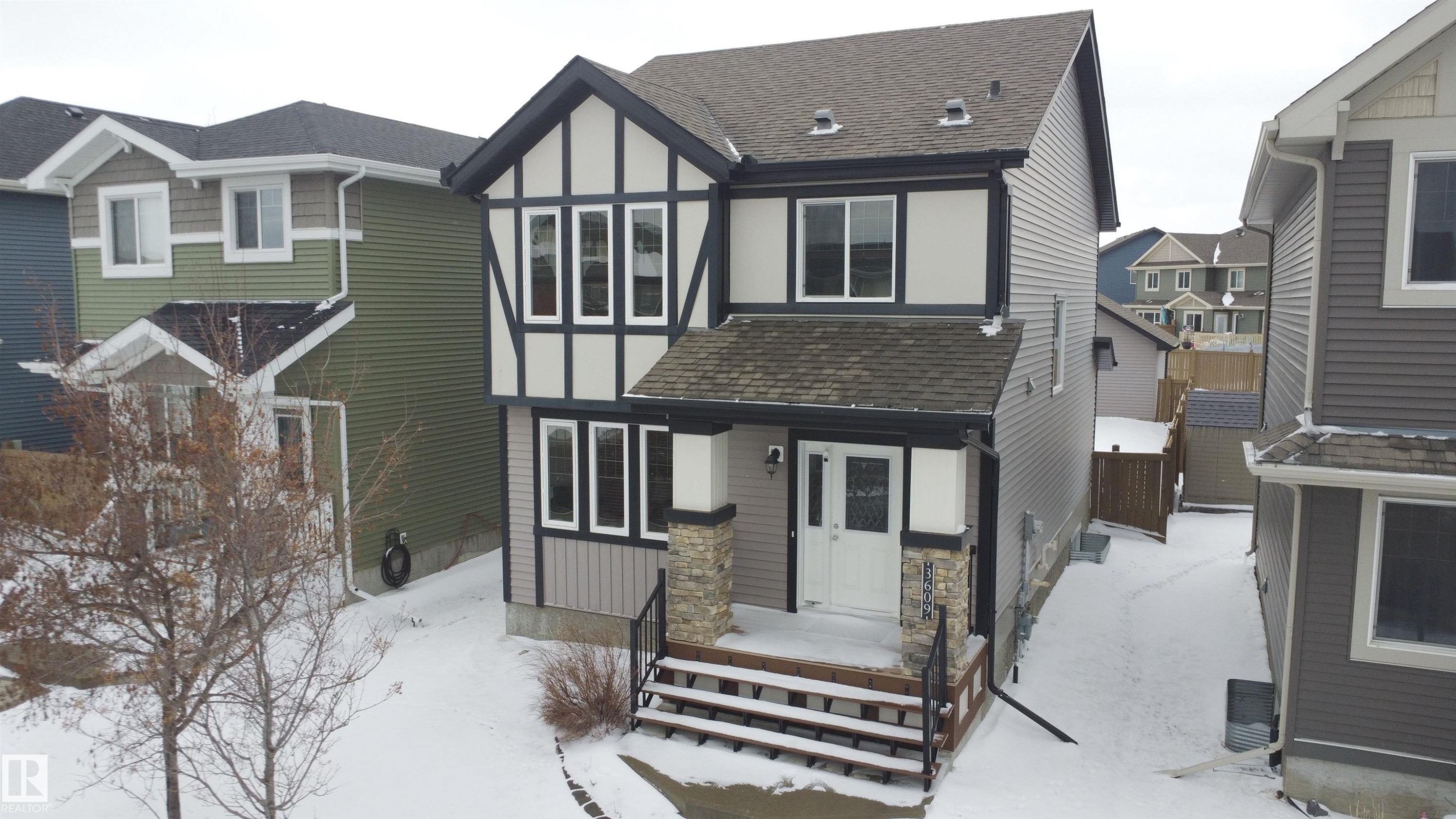 Two-story property featuring a distinctive front facade with decorative trim - 3609 Weidle Bend, Edmonton, AB - Outdoor