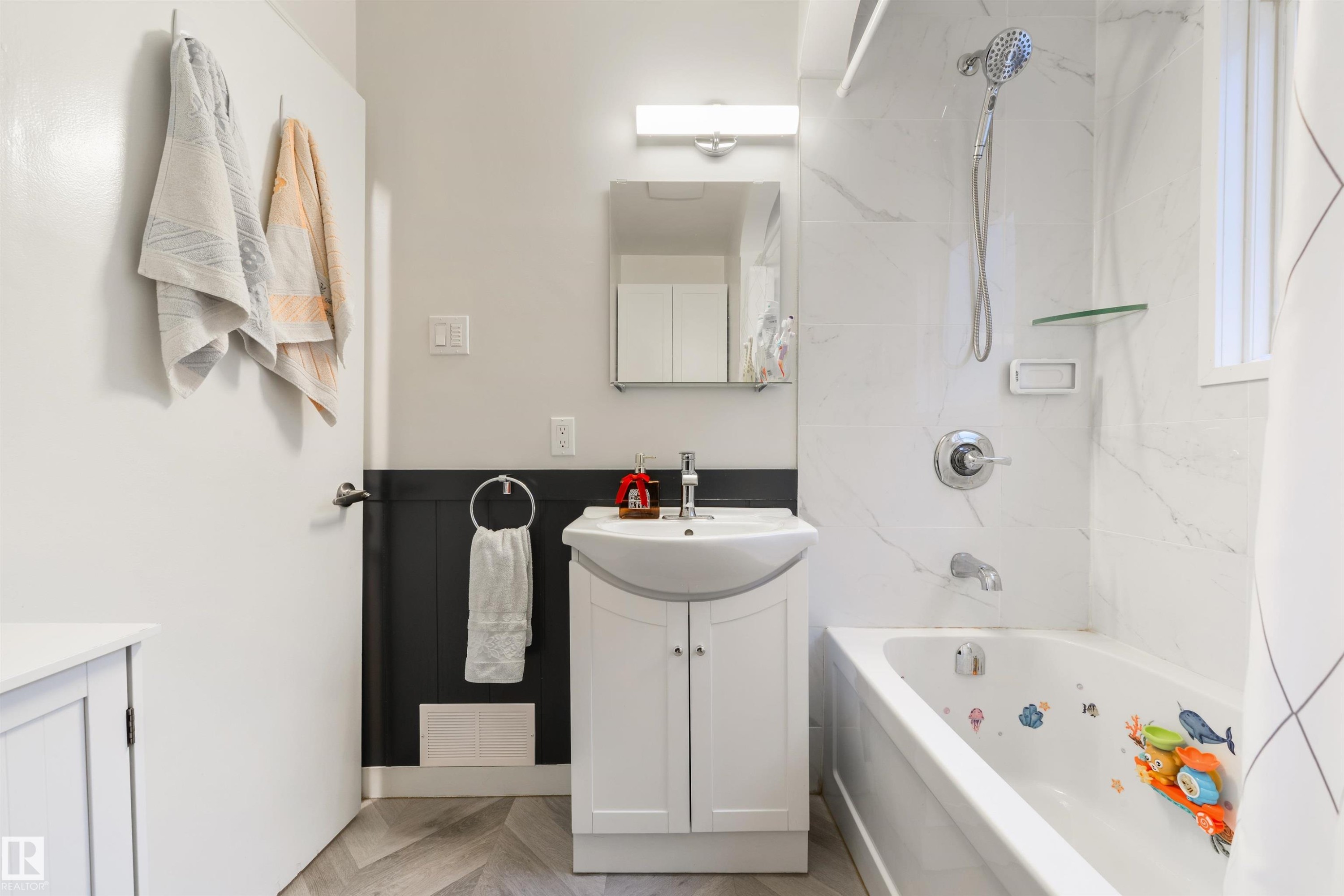11208 66 Street, Edmonton, AB - Indoor Photo Showing Bathroom