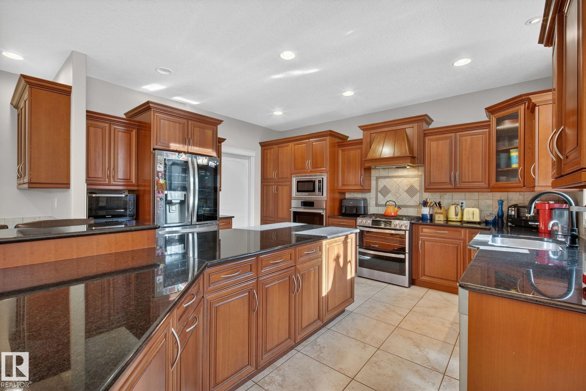 918 Hollingsworth Bend, Edmonton, AB - Indoor Photo Showing Kitchen