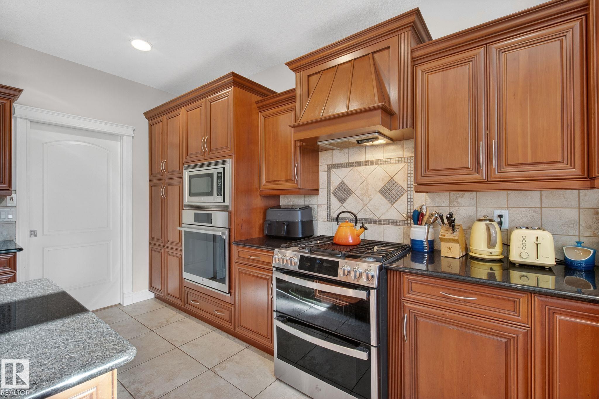 918 Hollingsworth Bend, Edmonton, AB - Indoor Photo Showing Kitchen