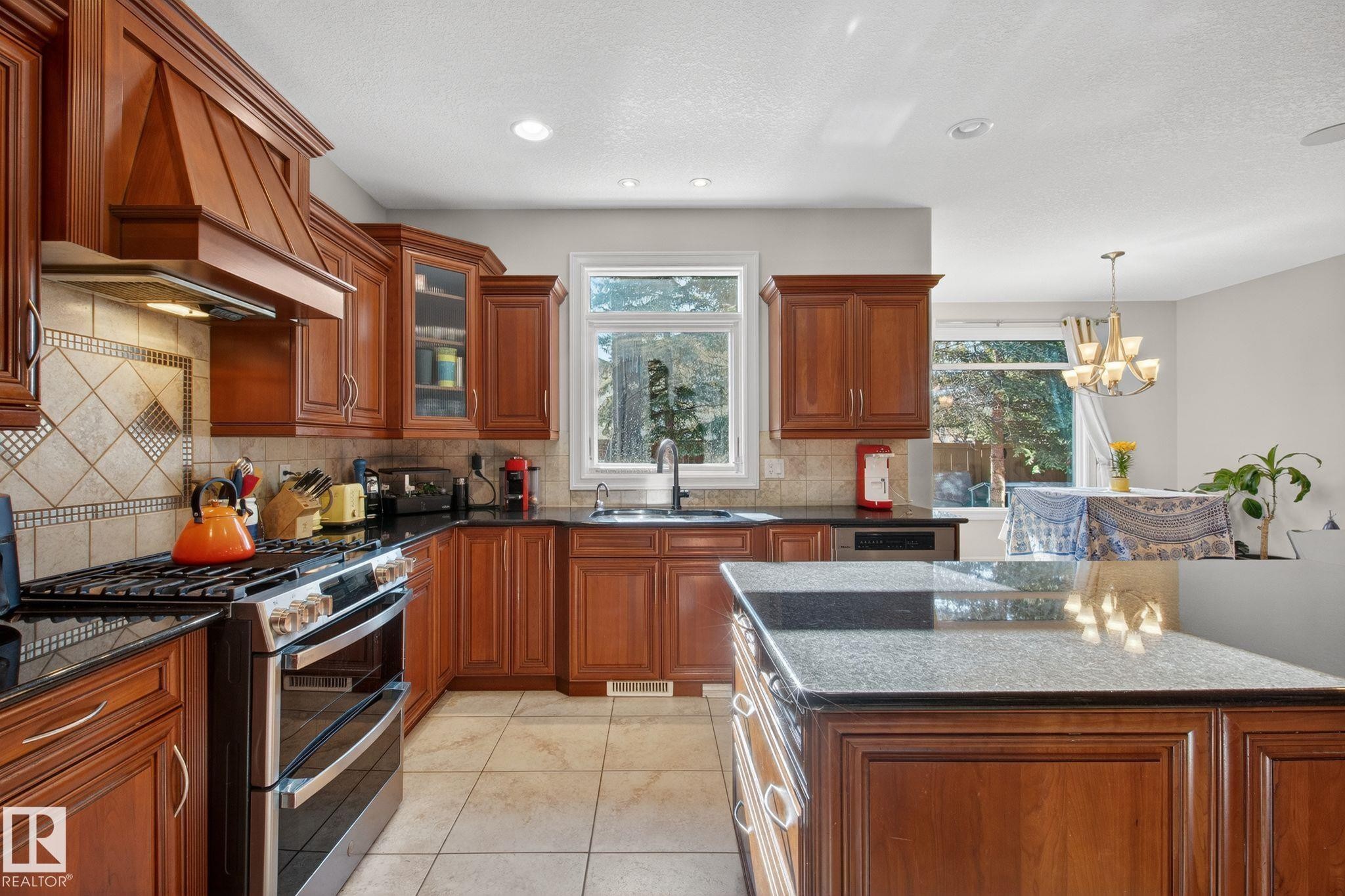 918 Hollingsworth Bend, Edmonton, AB - Indoor Photo Showing Kitchen