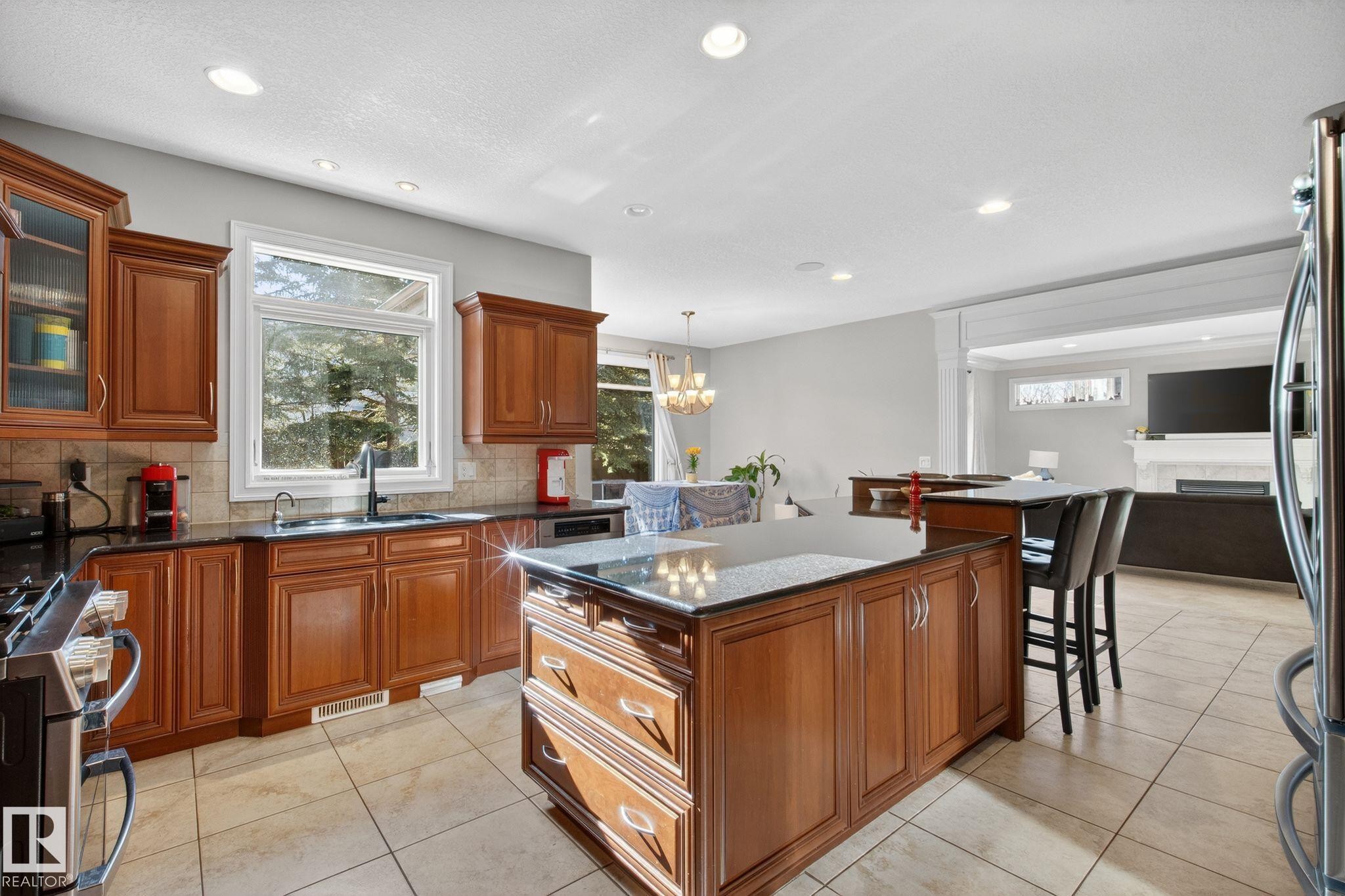 918 Hollingsworth Bend, Edmonton, AB - Indoor Photo Showing Kitchen