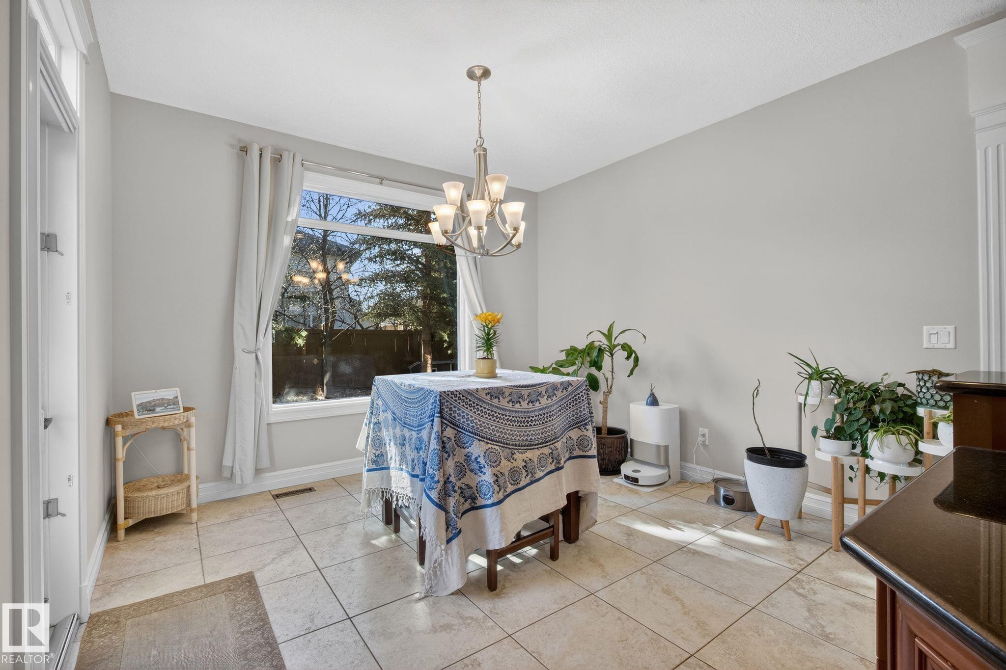 918 Hollingsworth Bend, Edmonton, AB - Indoor Photo Showing Dining Room