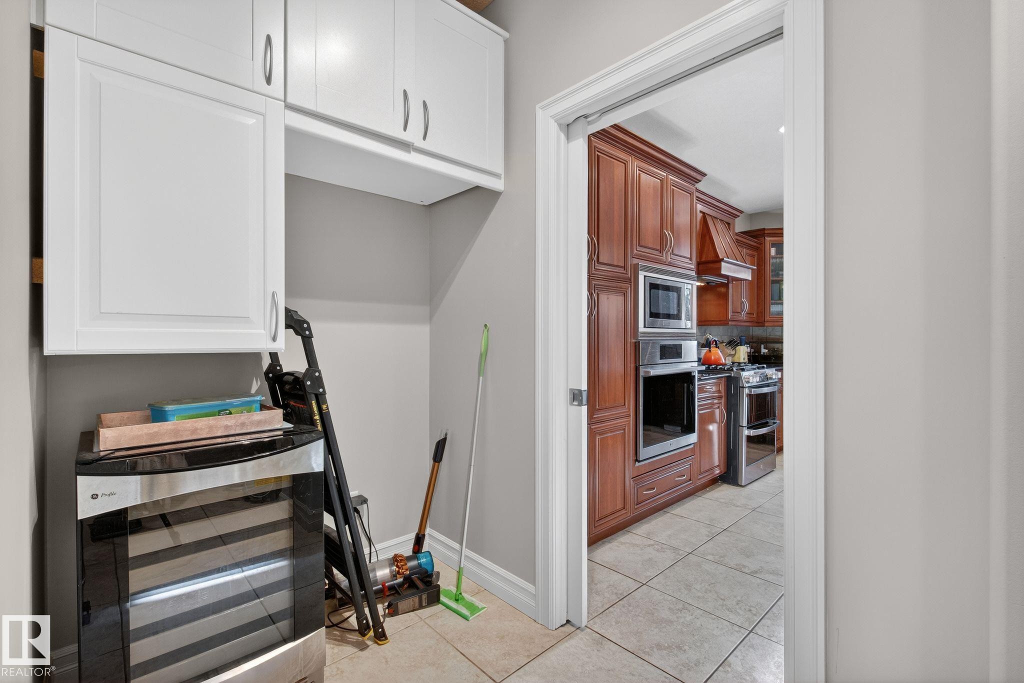 918 Hollingsworth Bend, Edmonton, AB - Indoor Photo Showing Other Room