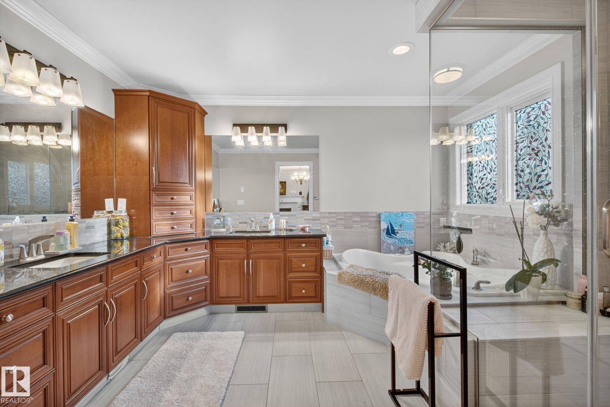 918 Hollingsworth Bend, Edmonton, AB - Indoor Photo Showing Bathroom