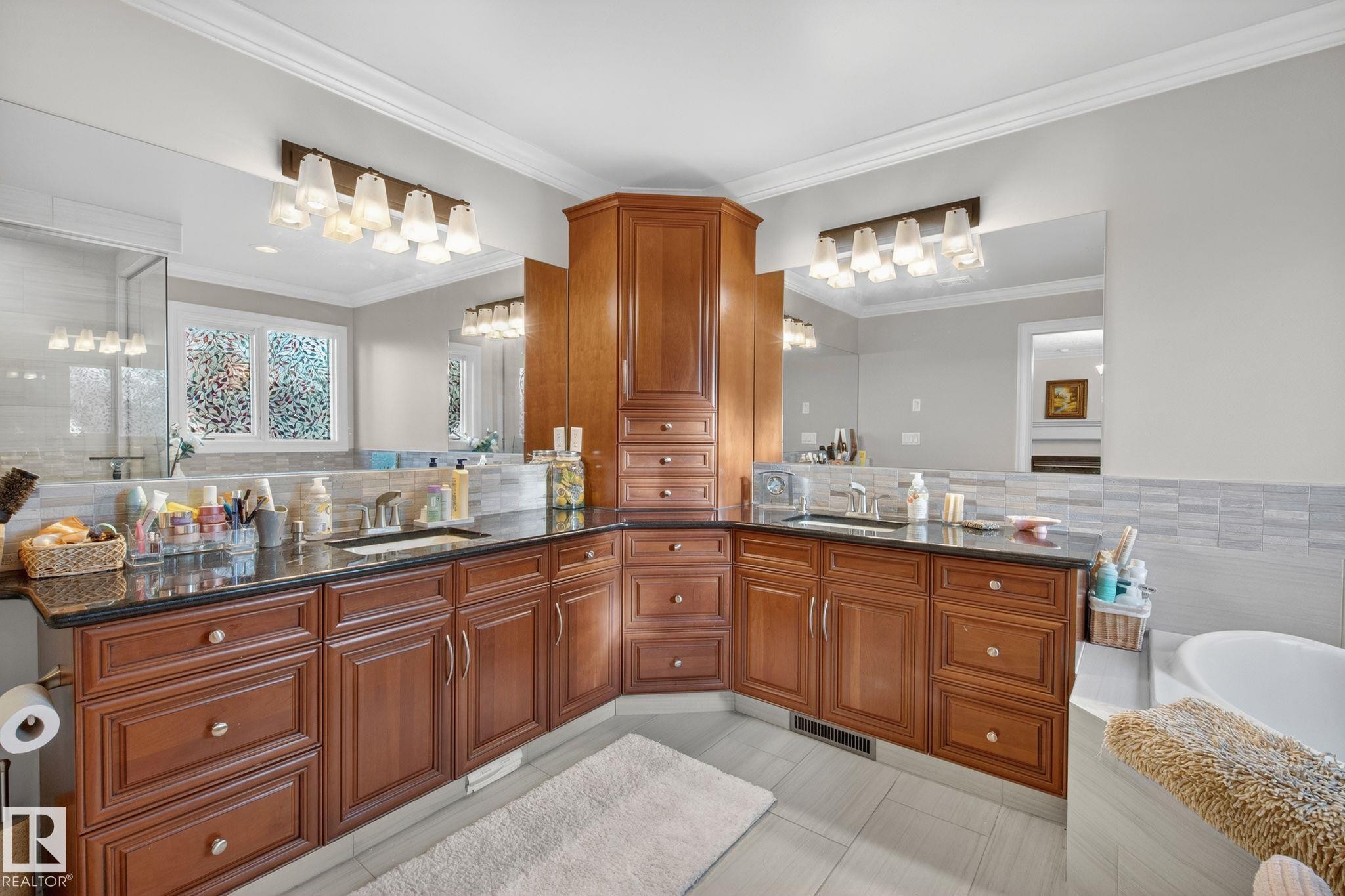 918 Hollingsworth Bend, Edmonton, AB - Indoor Photo Showing Bathroom