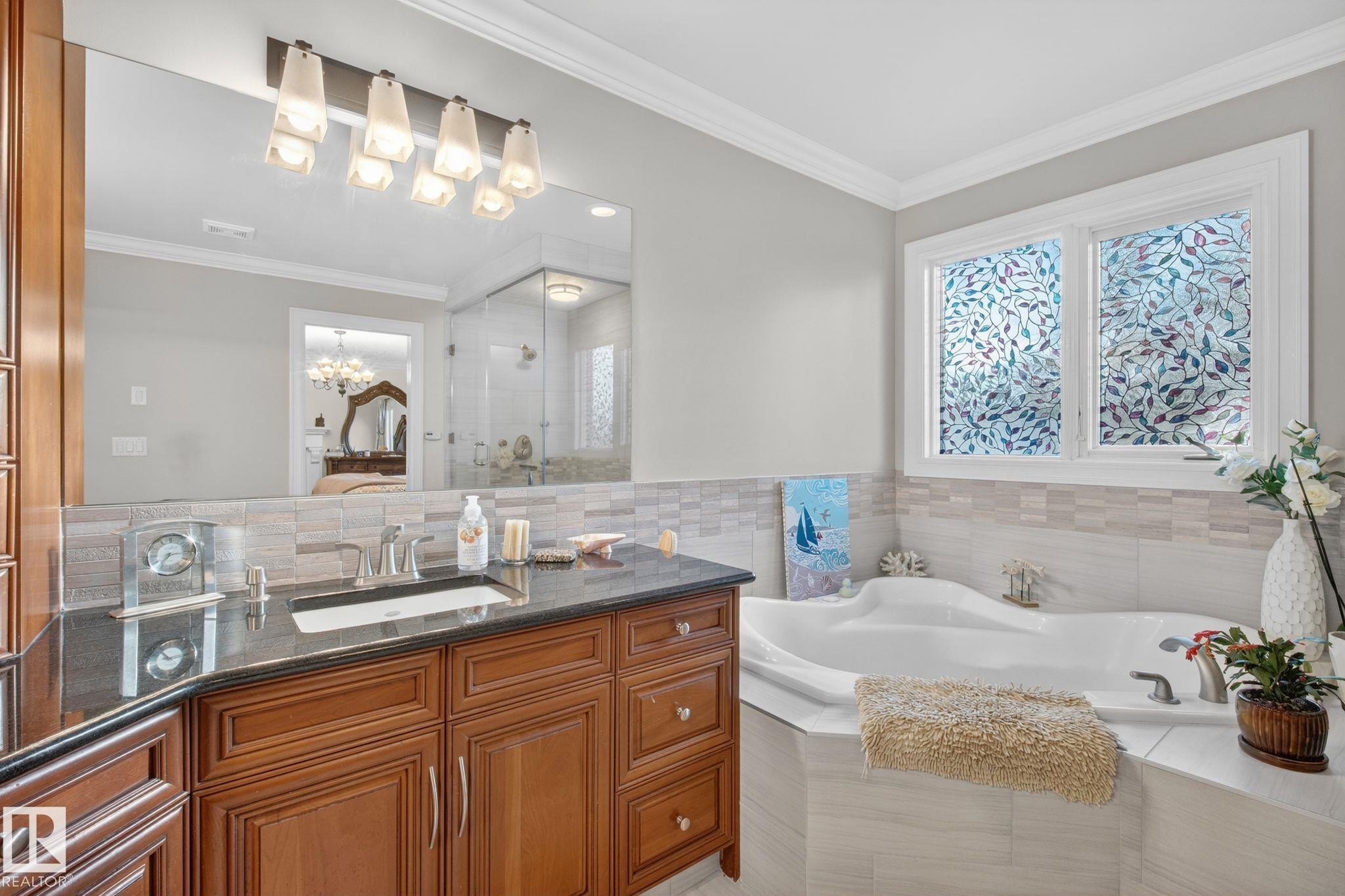 918 Hollingsworth Bend, Edmonton, AB - Indoor Photo Showing Bathroom