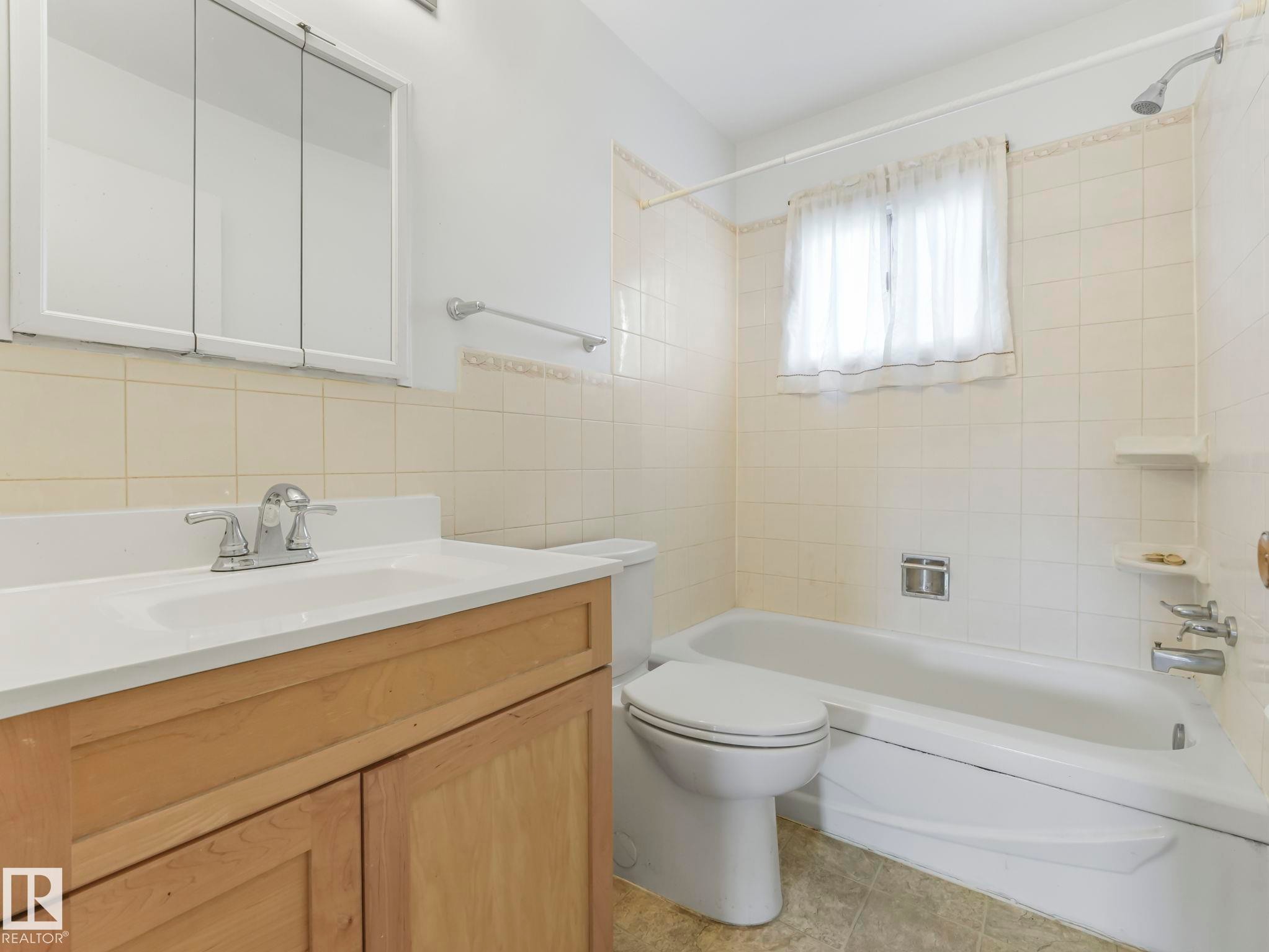 12245 96 Street, Edmonton, AB - Indoor Photo Showing Bathroom