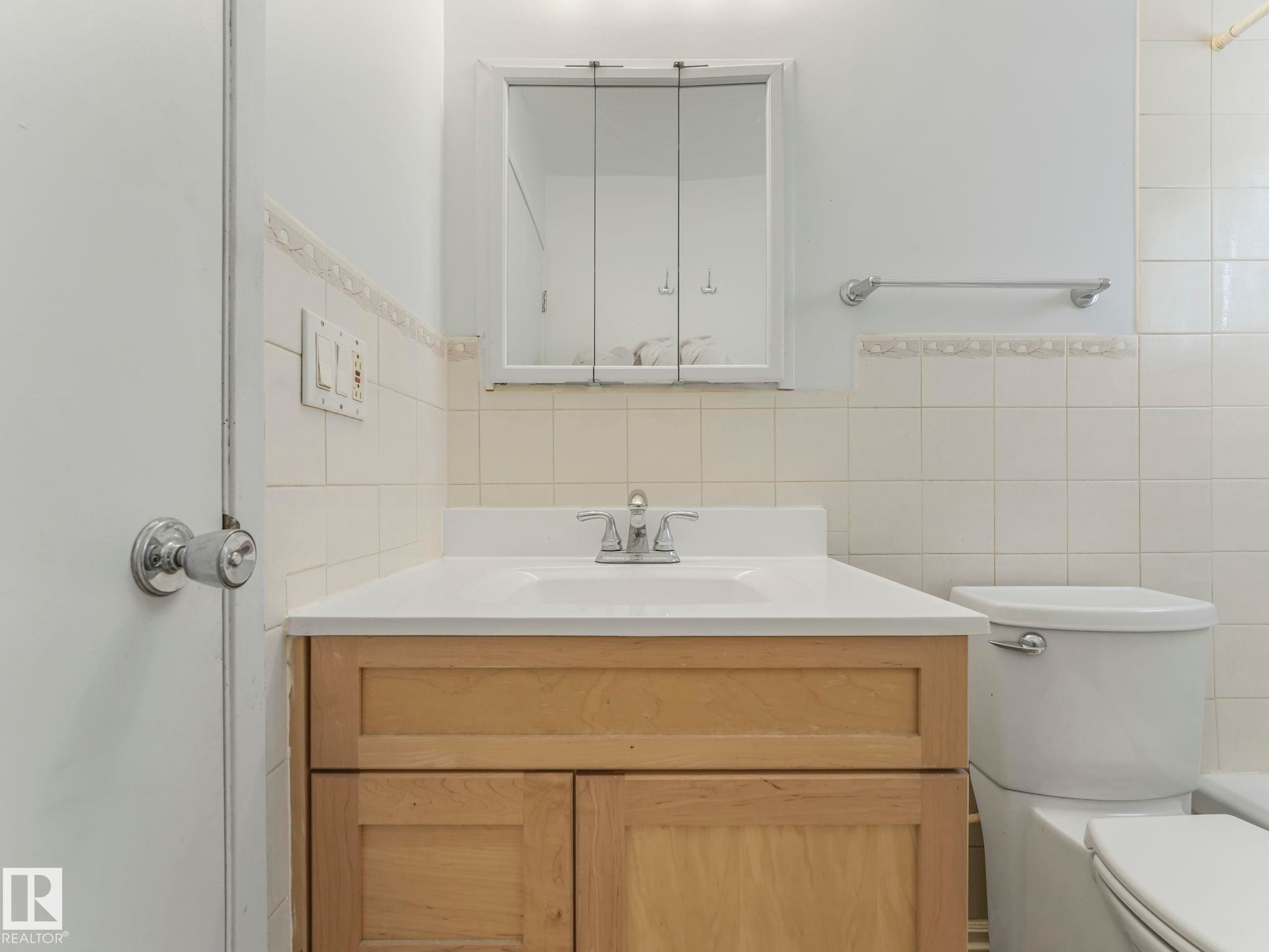 12245 96 Street, Edmonton, AB - Indoor Photo Showing Bathroom