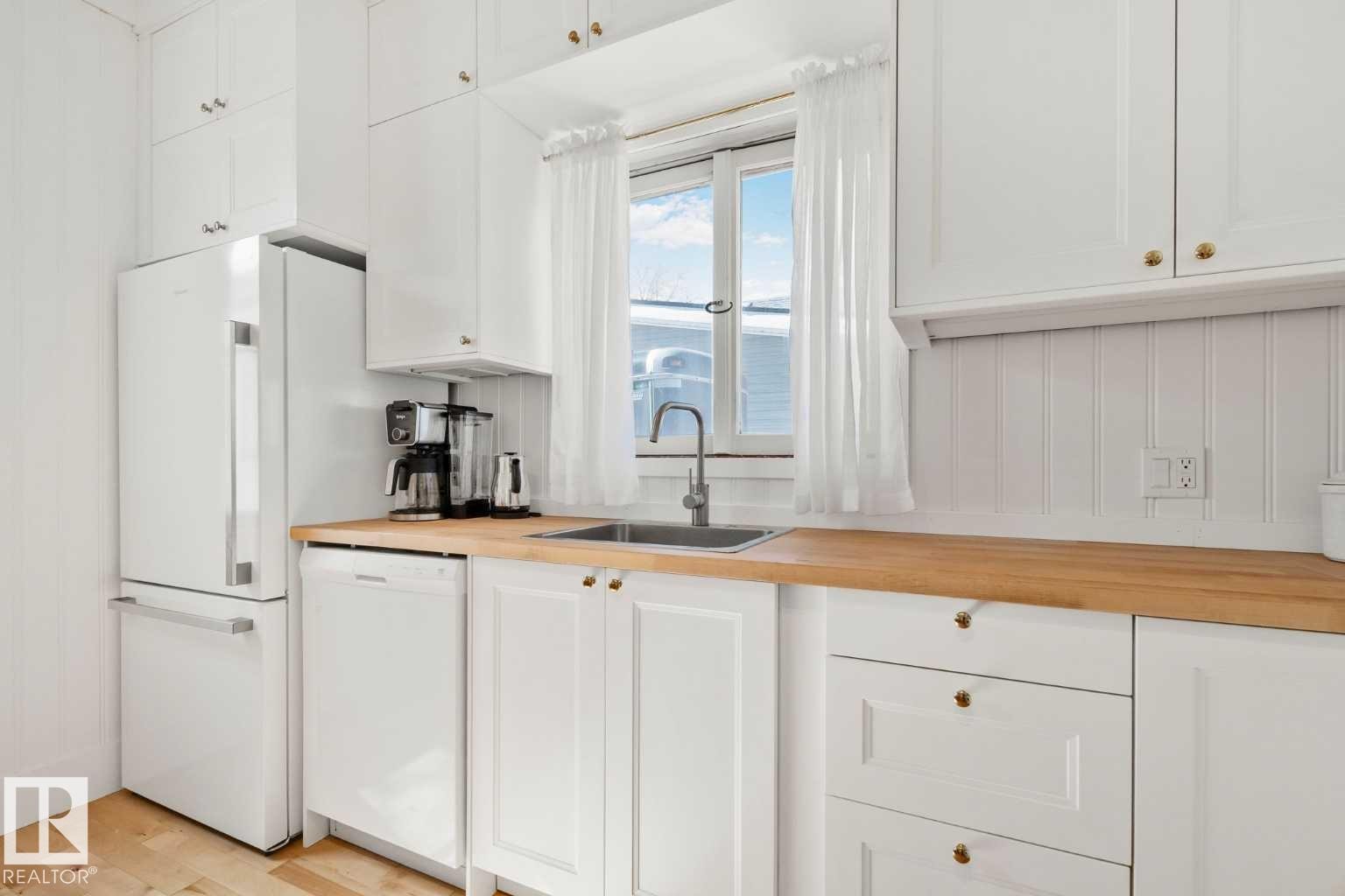 5015 49 Avenue, Onoway, AB - Indoor Photo Showing Kitchen