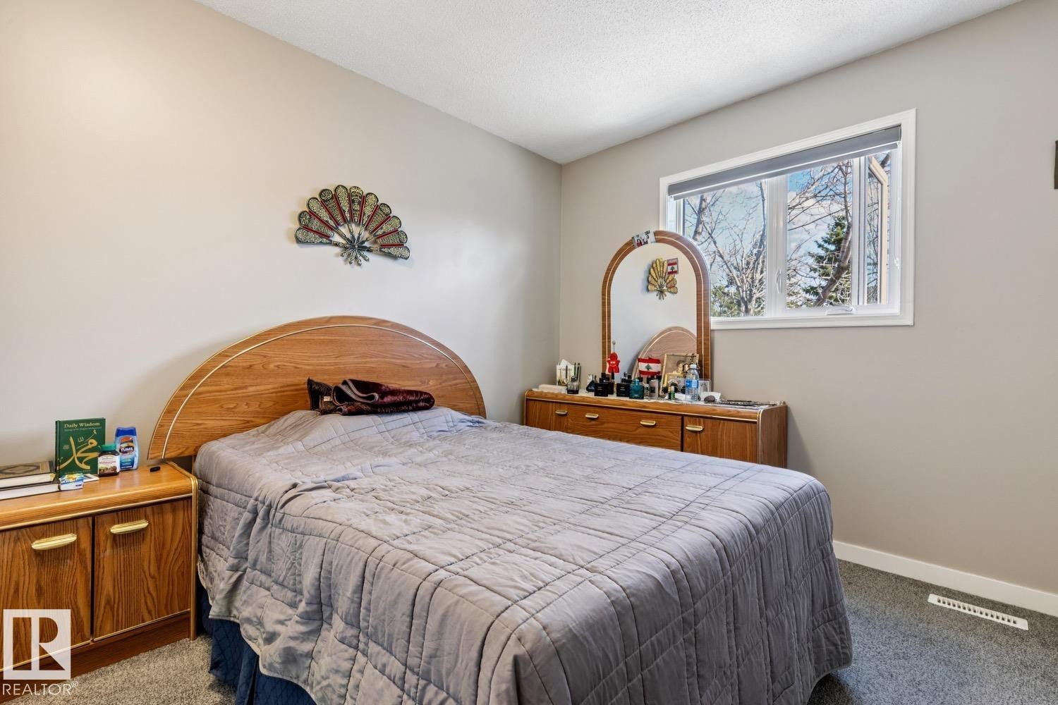 Room featuring a single white-framed window, textured ceiling, and neutral wall tones - 40 9520 174 Street, Edmonton, AB - Indoor Photo Showing Bedroom