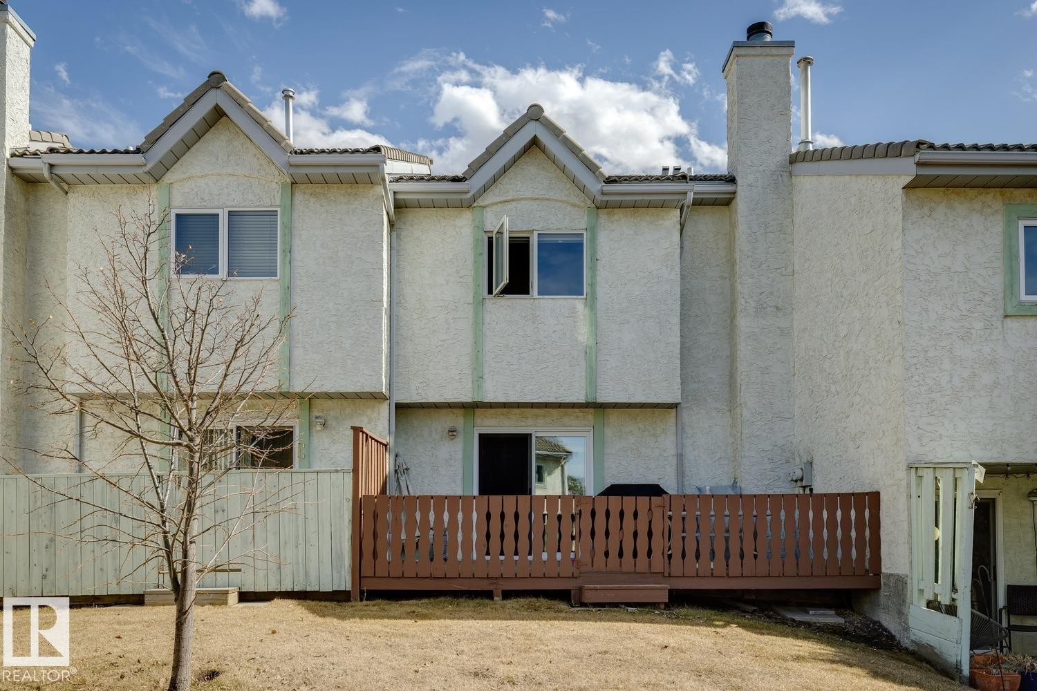 Stucco exterior with multiple gables and a private wooden deck - 40 9520 174 Street, Edmonton, AB - Outdoor