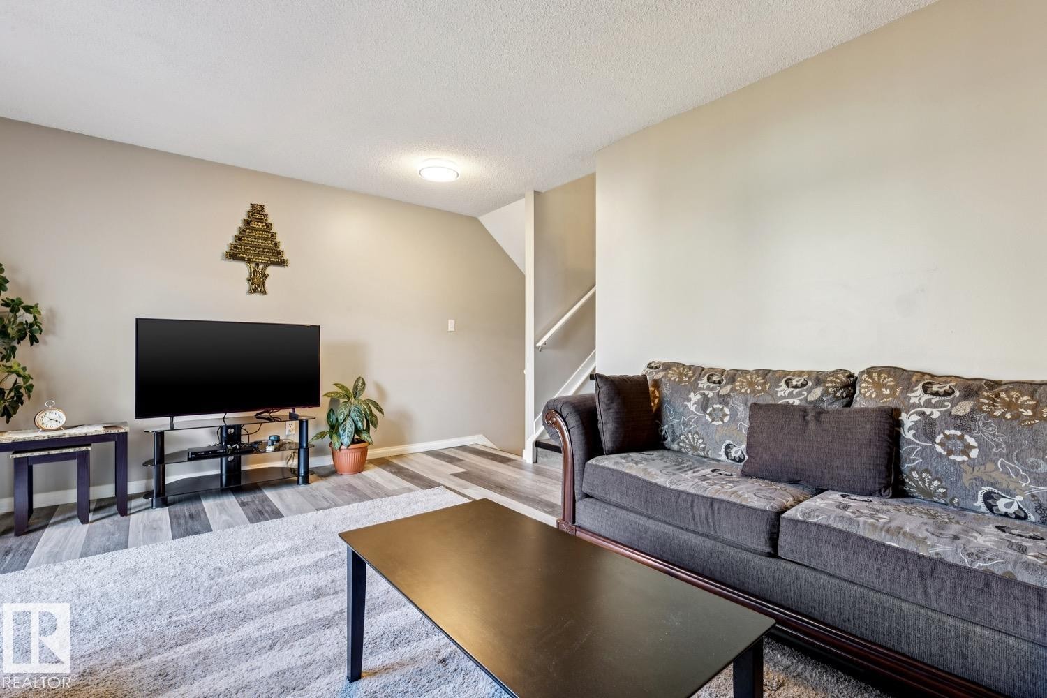 Living area with multi-toned wood-finish flooring - 40 9520 174 Street, Edmonton, AB - Indoor Photo Showing Living Room