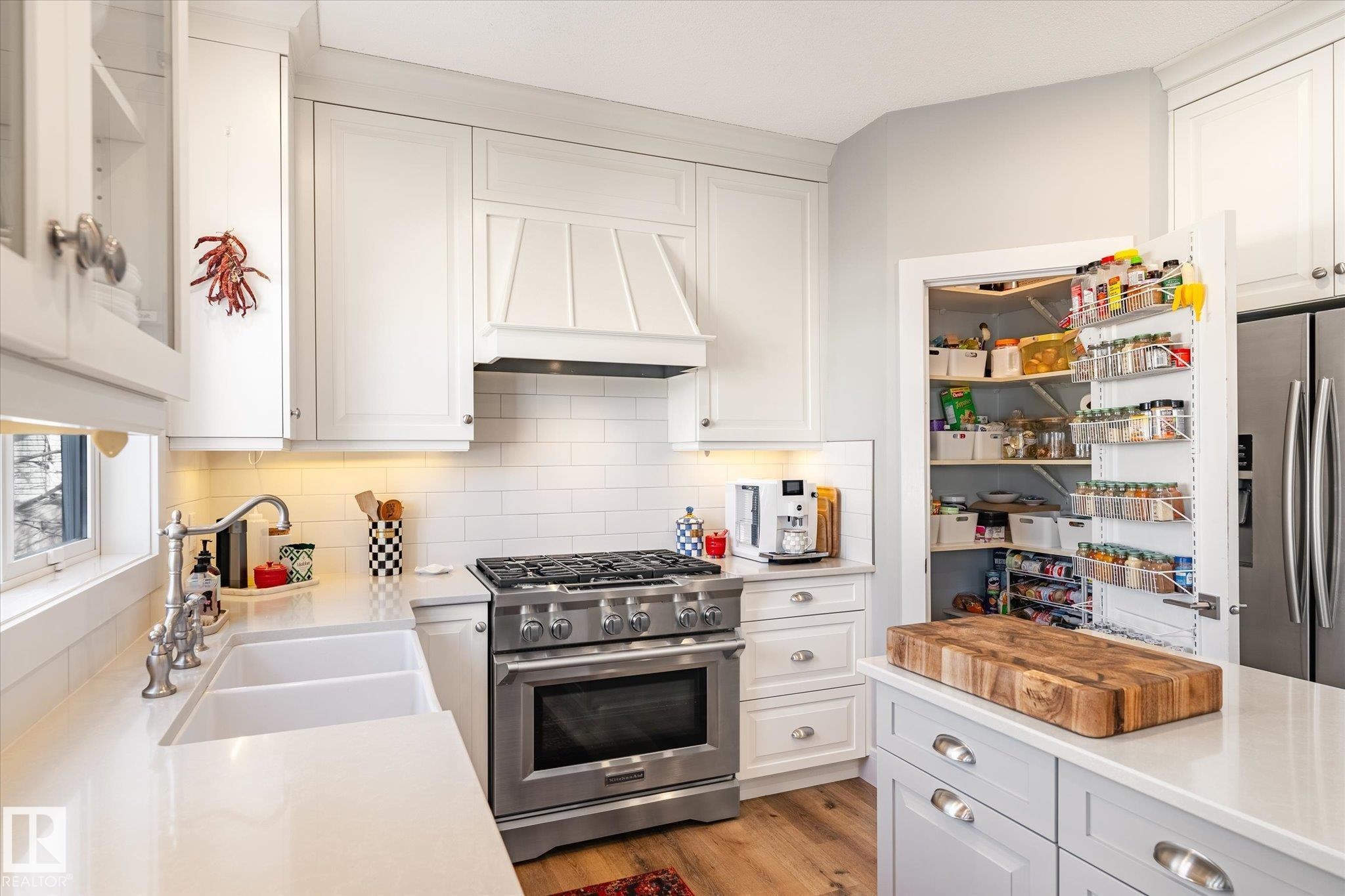 40 Dunfield Crescent, St. Albert, AB - Indoor Photo Showing Kitchen With Double Sink With Upgraded Kitchen