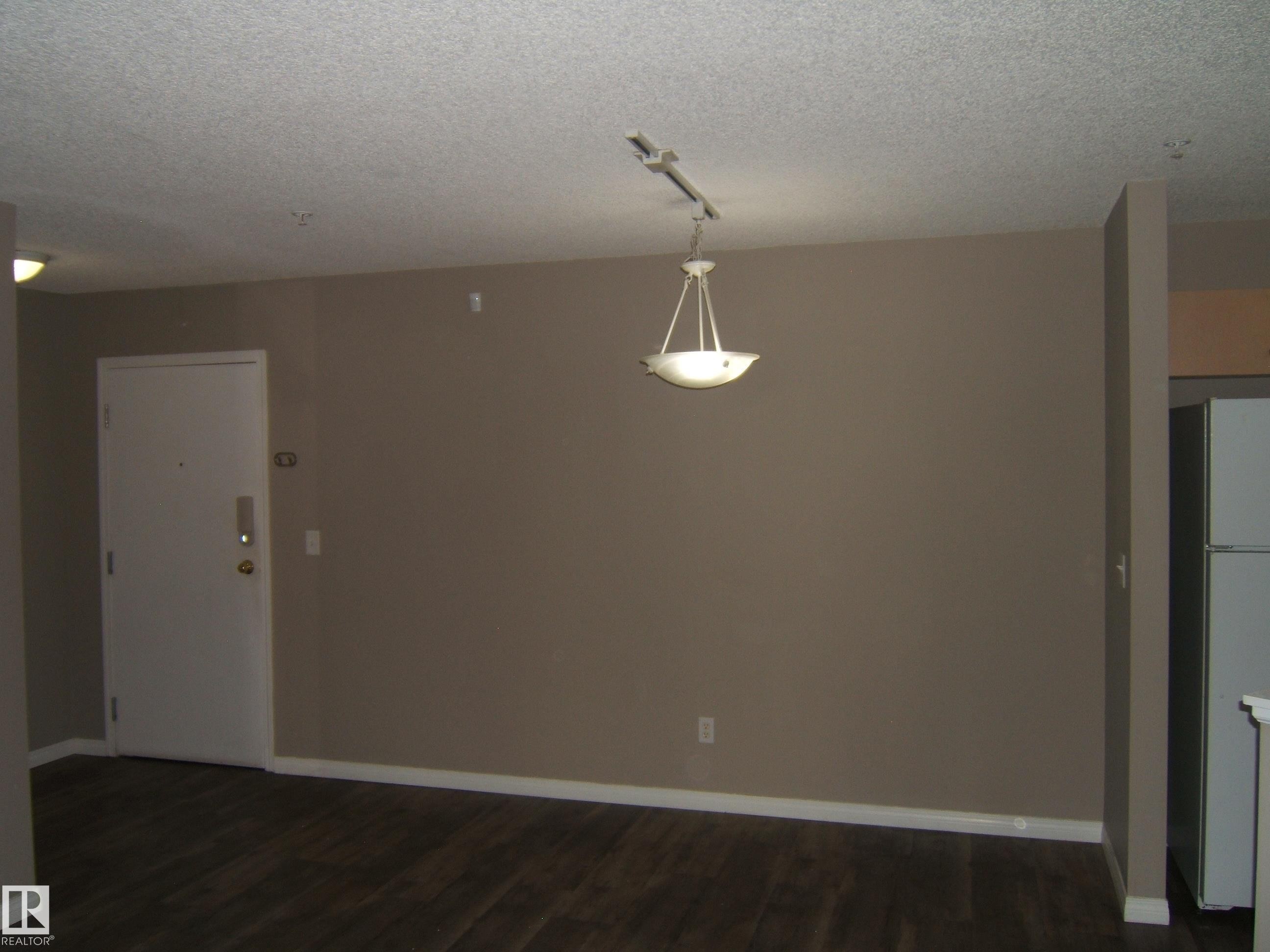 Image quality insufficient for description - 105 11214 80 Street, Edmonton, AB - Indoor Photo Showing Other Room