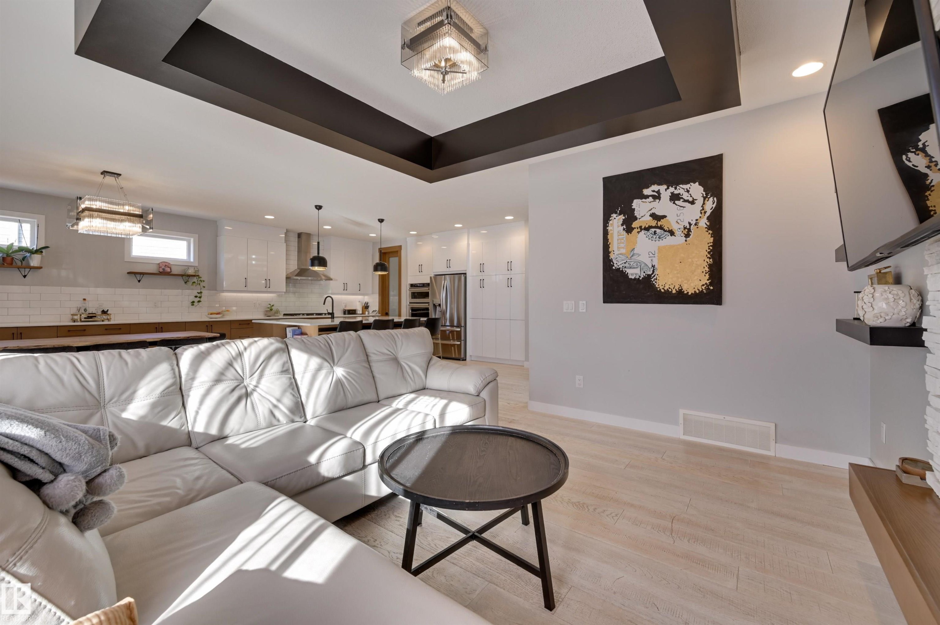 550 Eagleson Wynd, Edmonton, AB - Indoor Photo Showing Living Room
