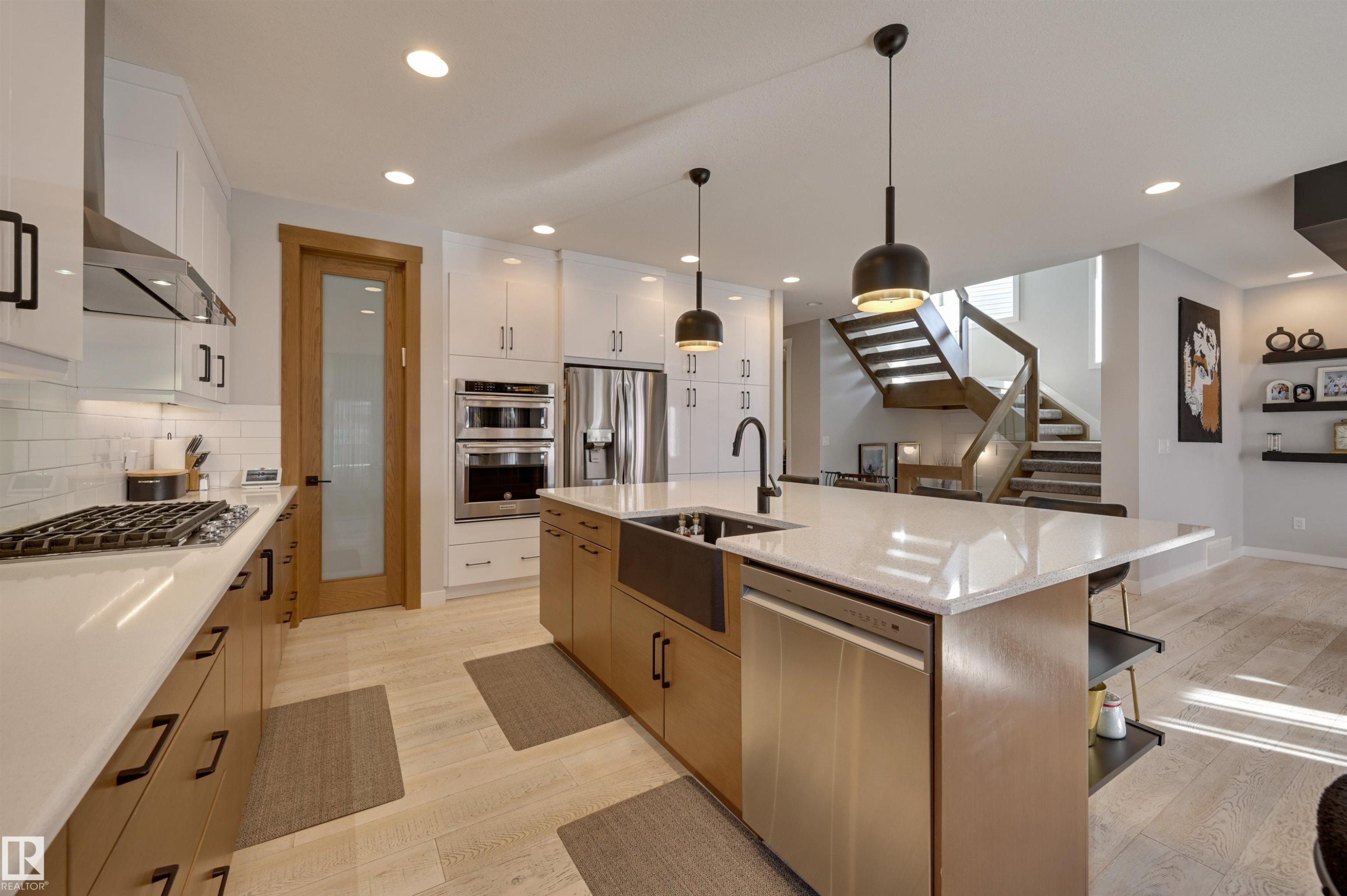 550 Eagleson Wynd, Edmonton, AB - Indoor Photo Showing Kitchen With Upgraded Kitchen