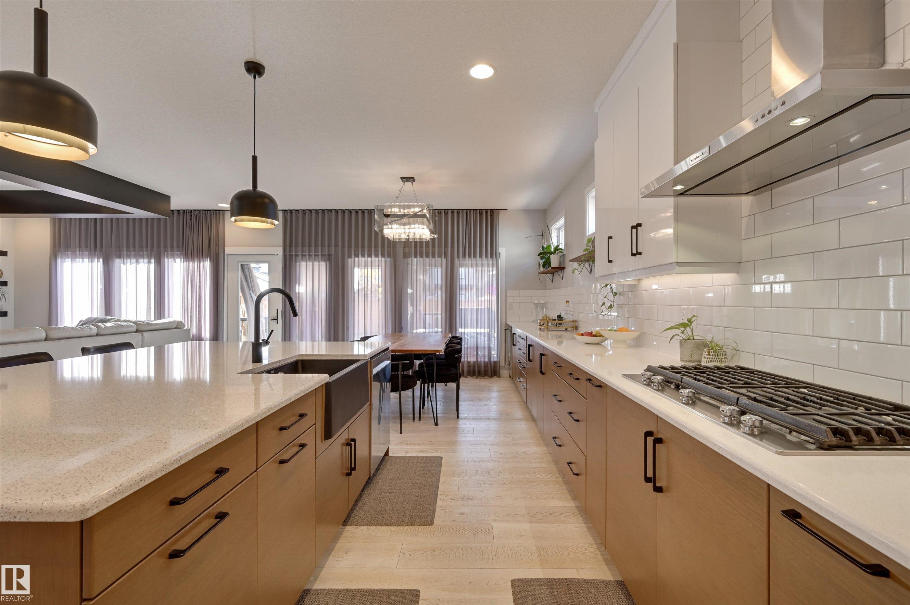 550 Eagleson Wynd, Edmonton, AB - Indoor Photo Showing Kitchen With Upgraded Kitchen