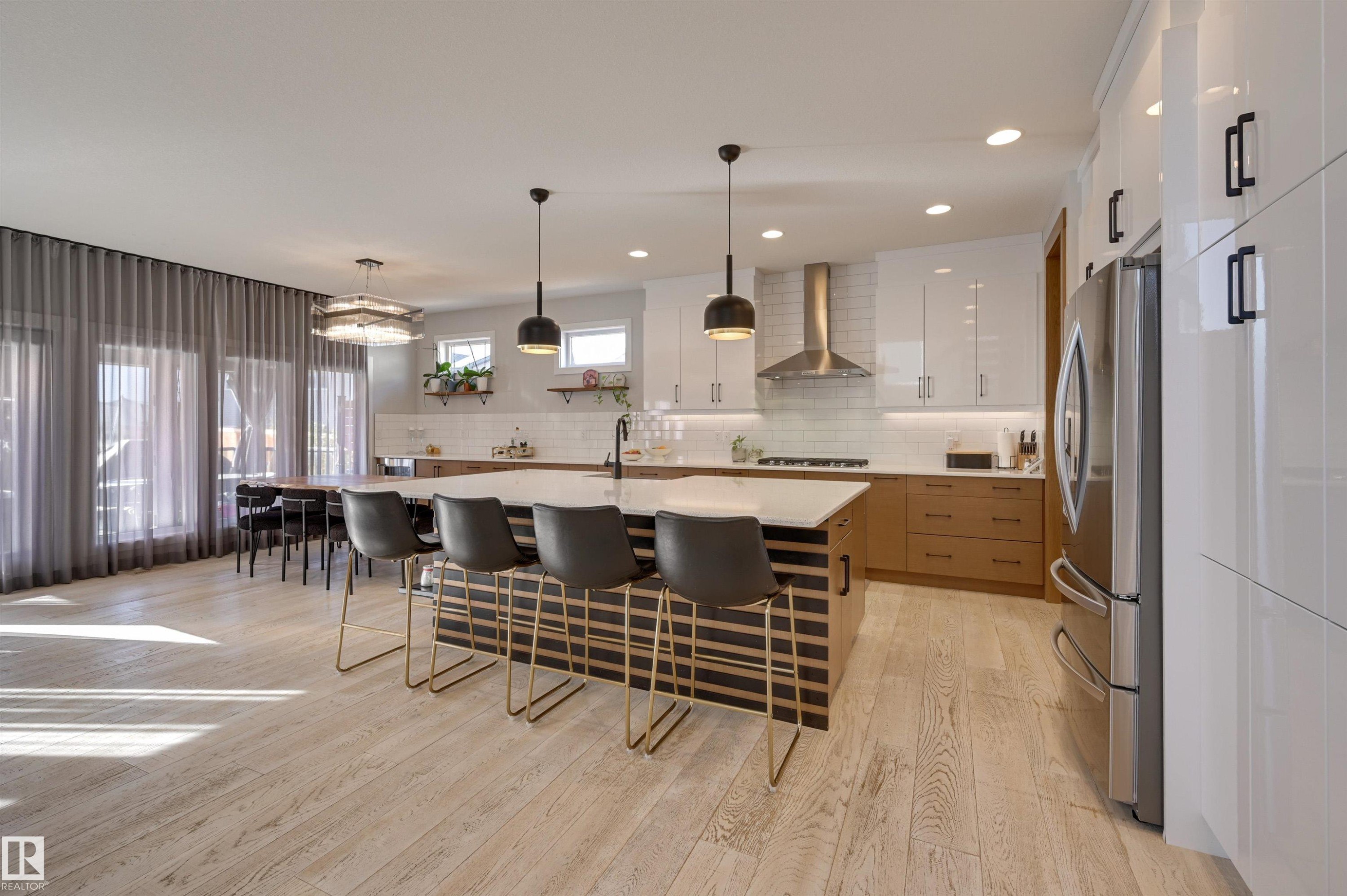 550 Eagleson Wynd, Edmonton, AB - Indoor Photo Showing Kitchen With Upgraded Kitchen