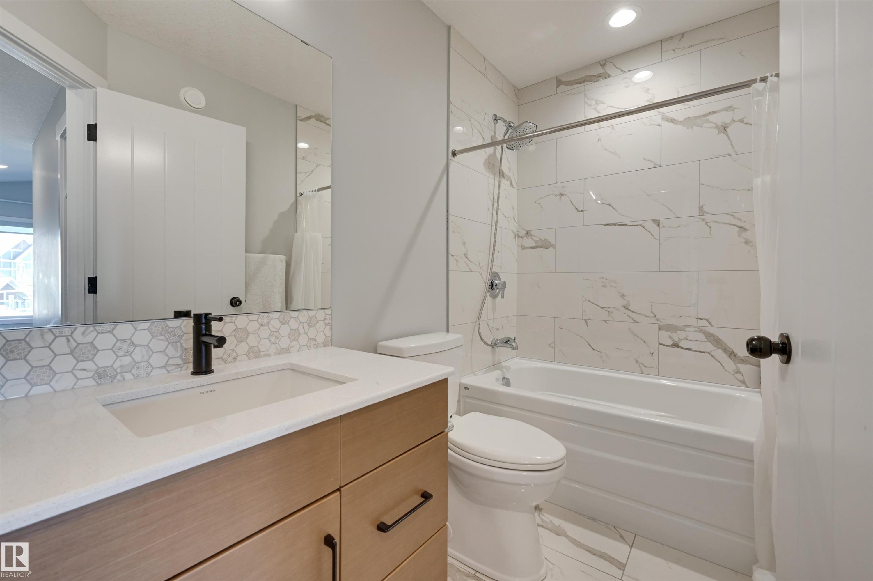 550 Eagleson Wynd, Edmonton, AB - Indoor Photo Showing Bathroom