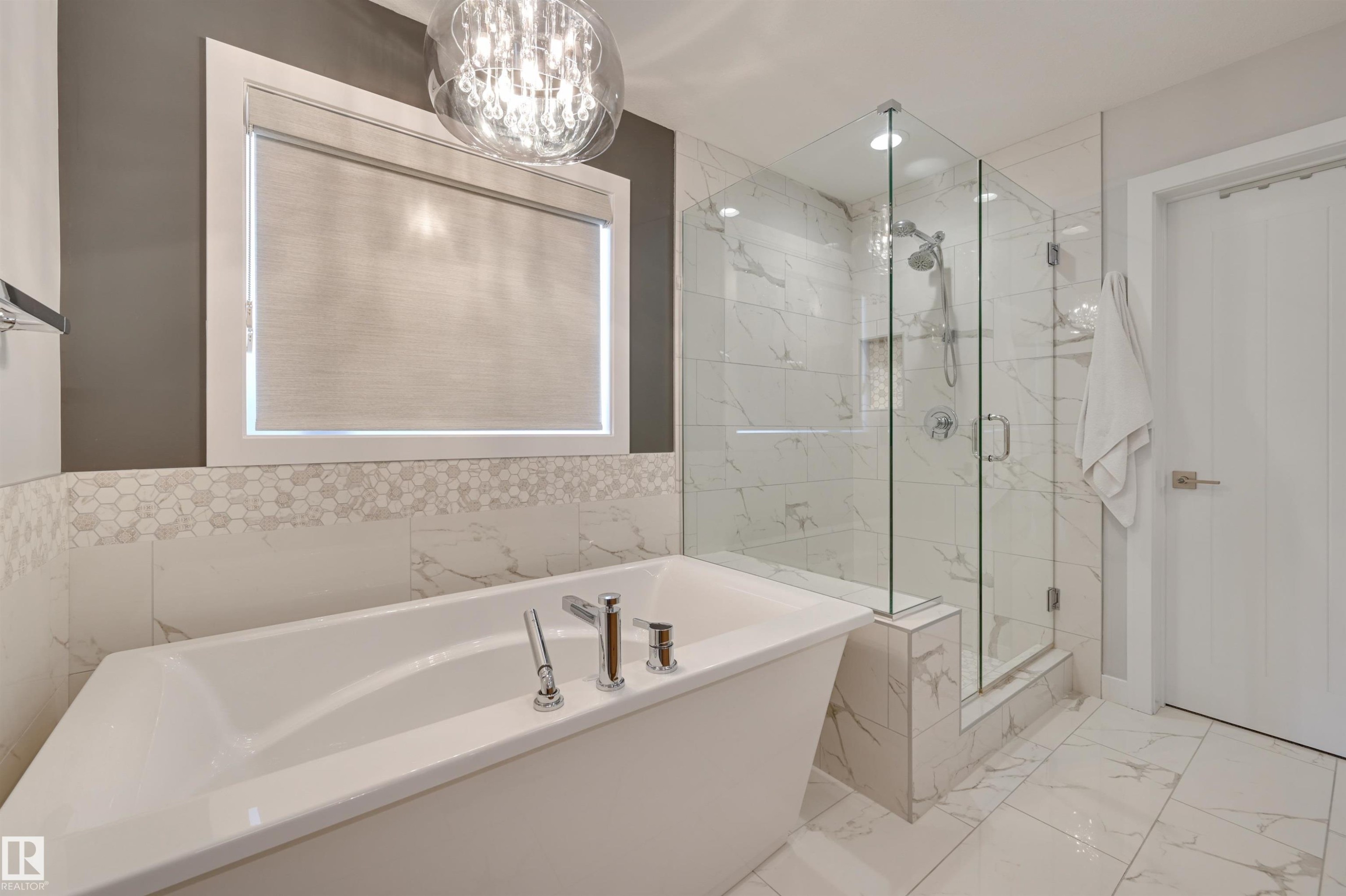550 Eagleson Wynd, Edmonton, AB - Indoor Photo Showing Bathroom