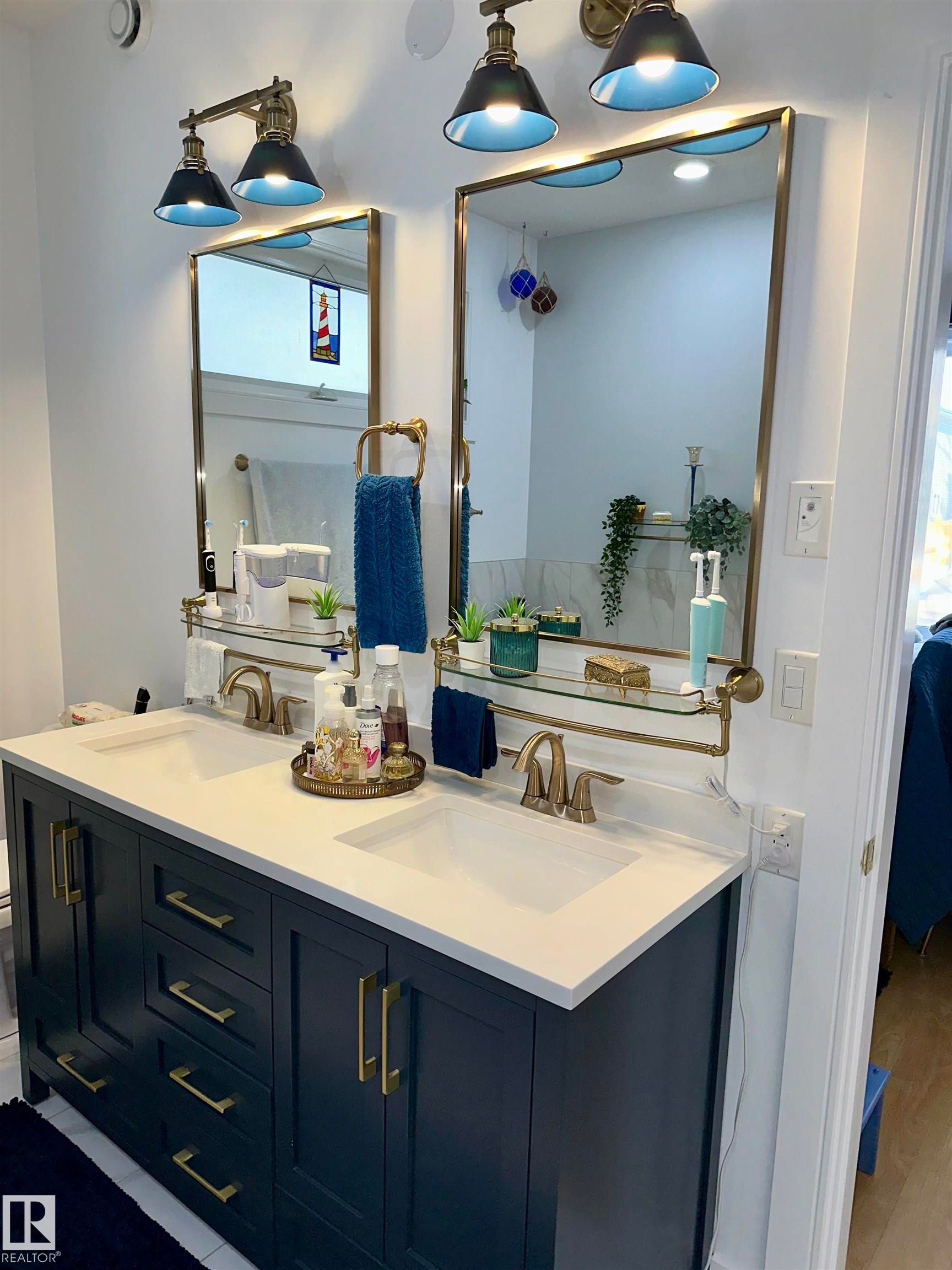 8731 85 Avenue, Edmonton, AB - Indoor Photo Showing Bathroom