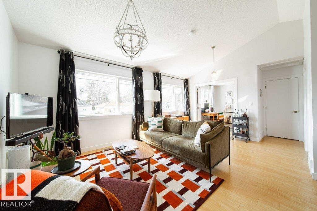 8731 85 Avenue, Edmonton, AB - Indoor Photo Showing Living Room