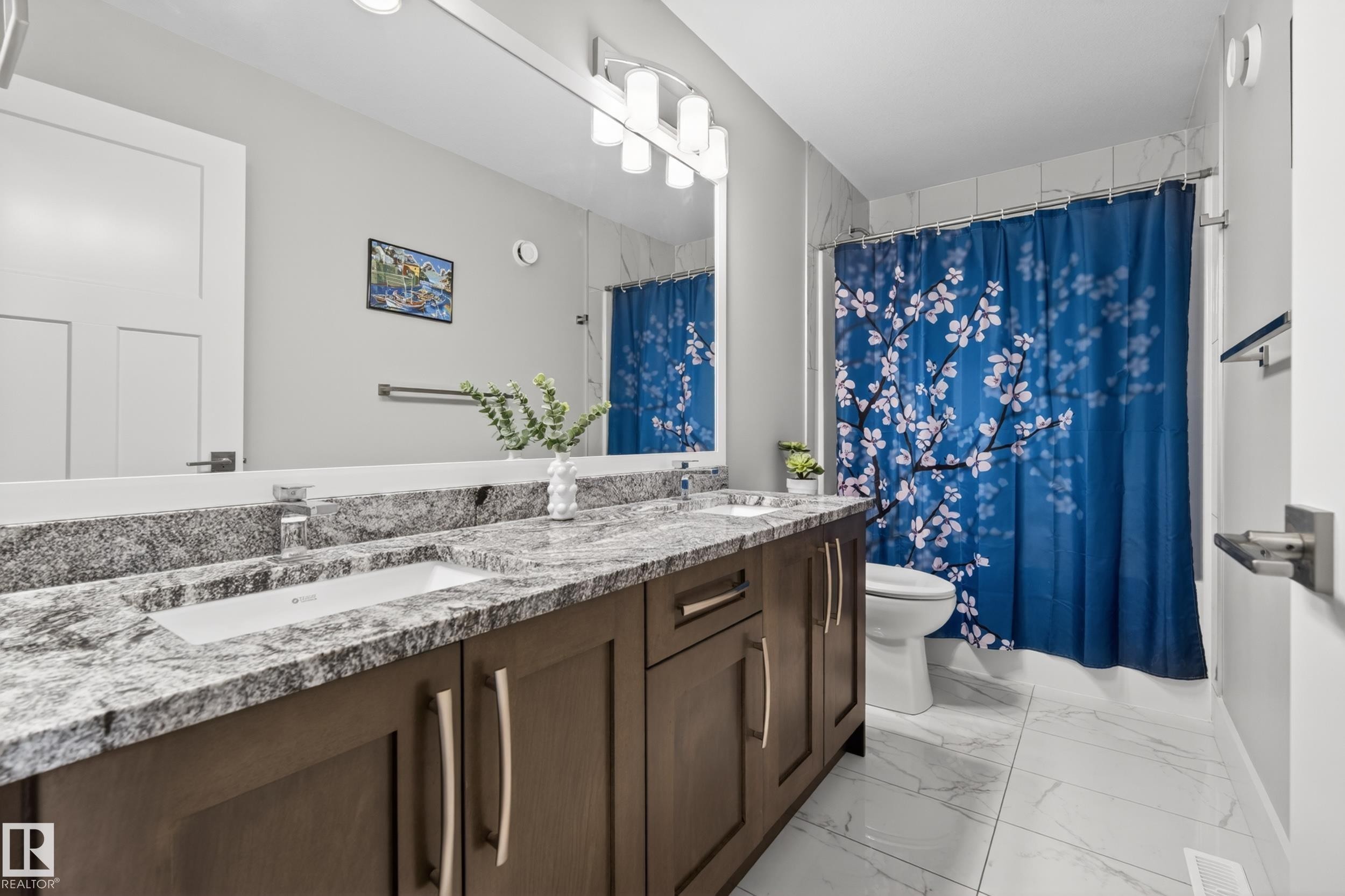 Upstairs - 1468 Enright Landing, Edmonton, AB - Indoor Photo Showing Bathroom
