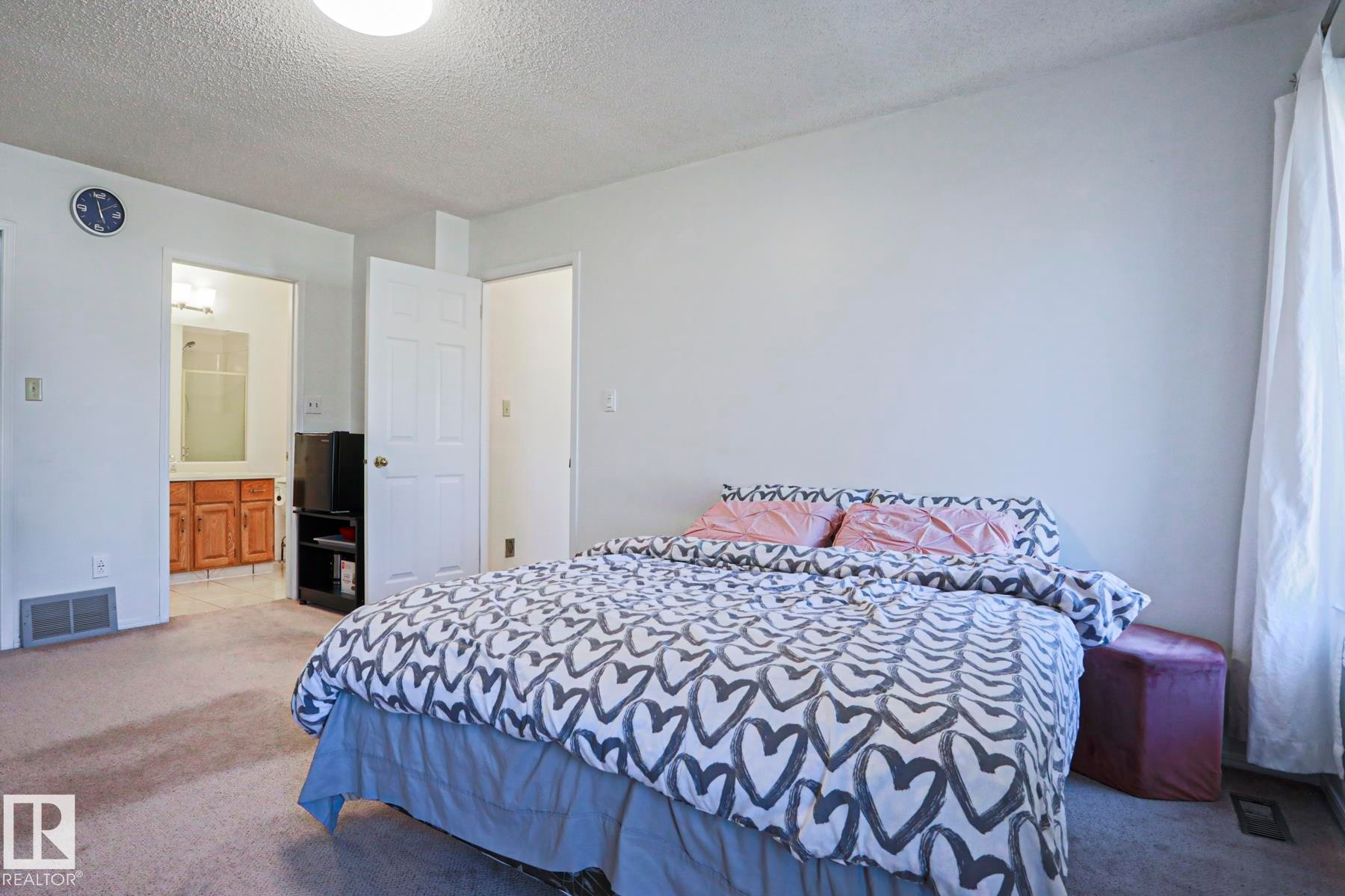 Carpeted room with white walls, a visible doorway, and a ceiling light fixture - 2433 89 Street, Edmonton, AB - Indoor Photo Showing Bedroom