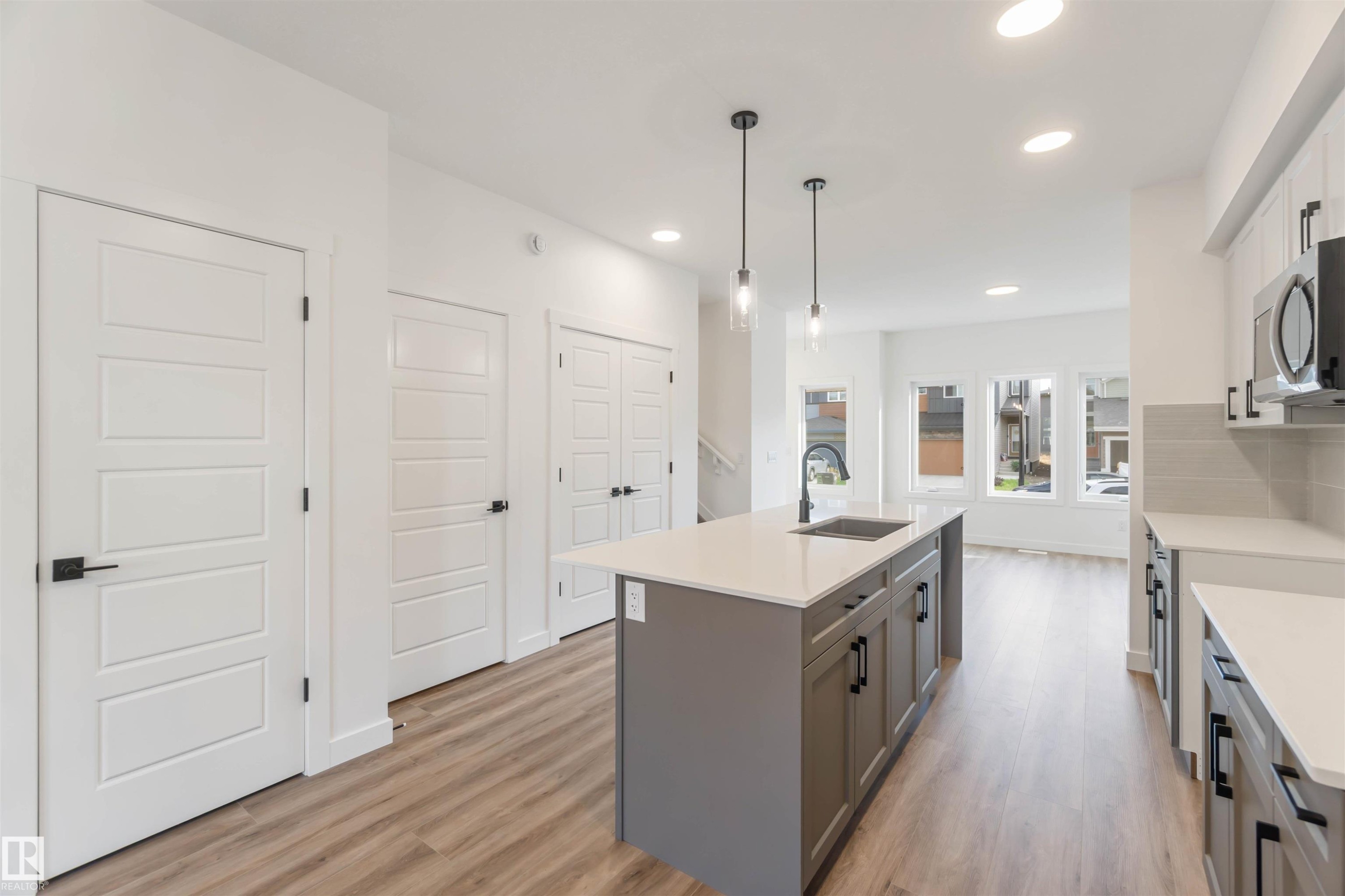 1003 Aster Boulevard, Edmonton, AB - Indoor Photo Showing Kitchen With Upgraded Kitchen