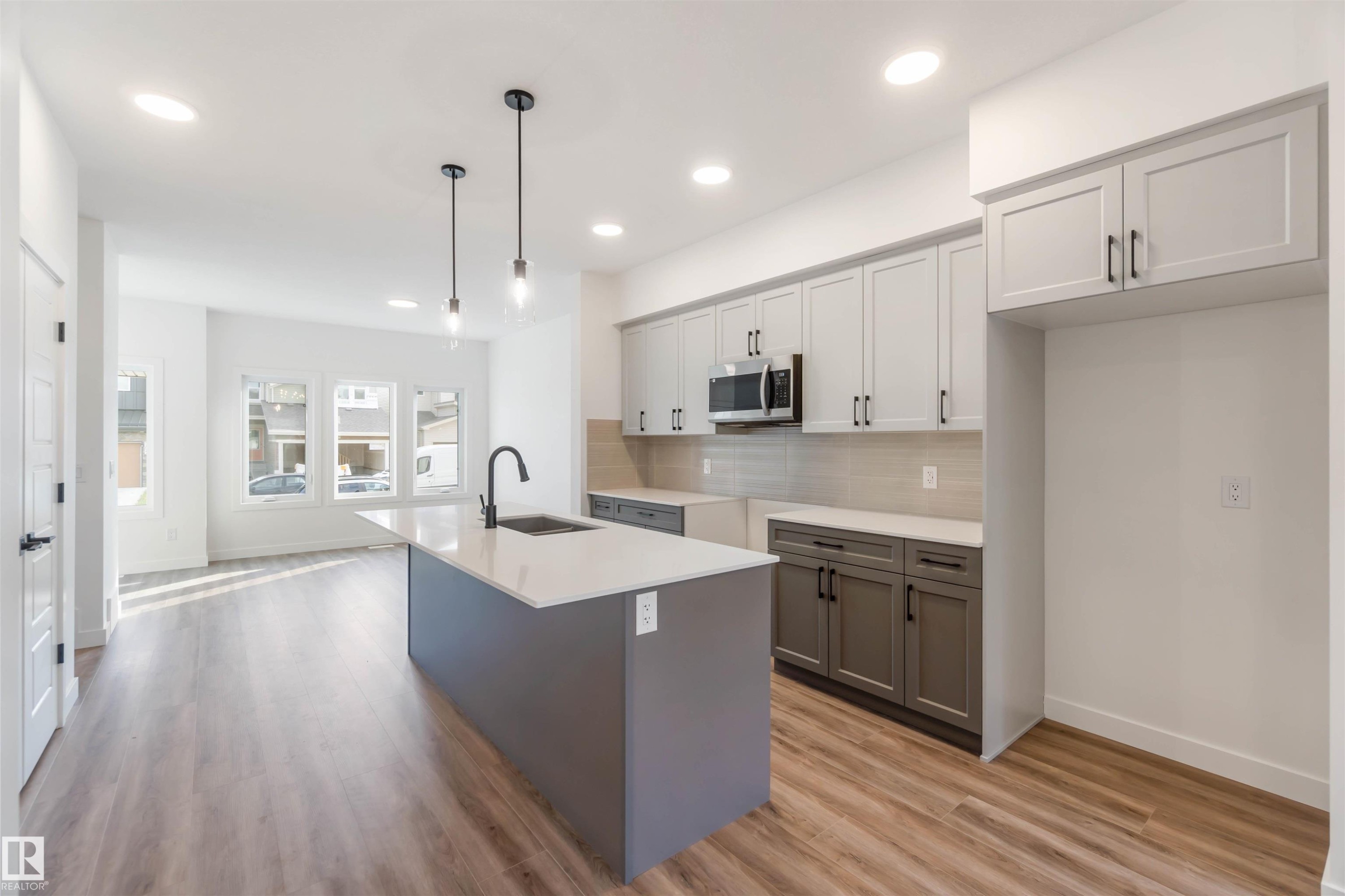 1003 Aster Boulevard, Edmonton, AB - Indoor Photo Showing Kitchen With Upgraded Kitchen