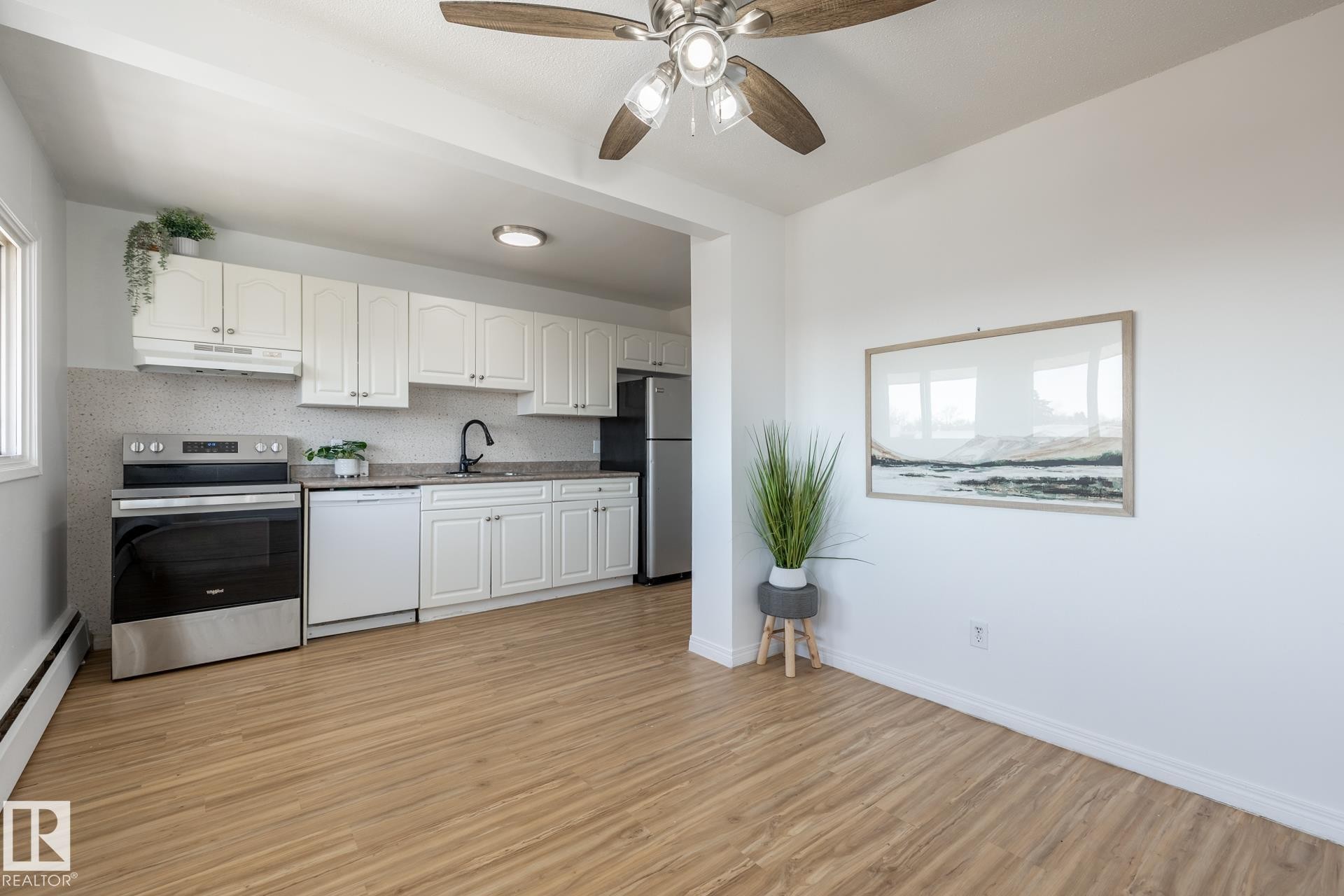 502D 2908 116A Avenue, Edmonton, AB - Indoor Photo Showing Kitchen