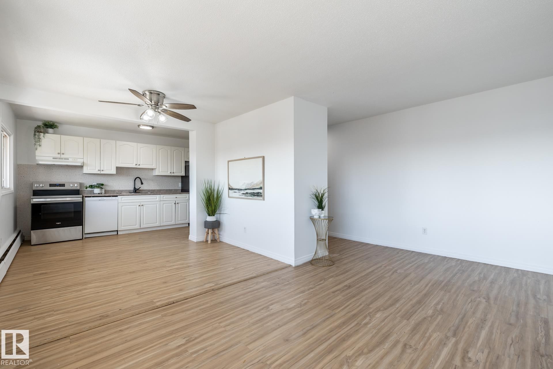 502D 2908 116A Avenue, Edmonton, AB - Indoor Photo Showing Kitchen