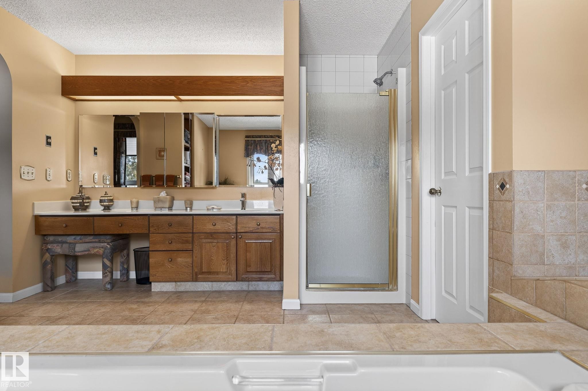 Ceramic tile flooring extending throughout the bathroom - 848 Wheeler Road W, Edmonton, AB - Indoor Photo Showing Bathroom