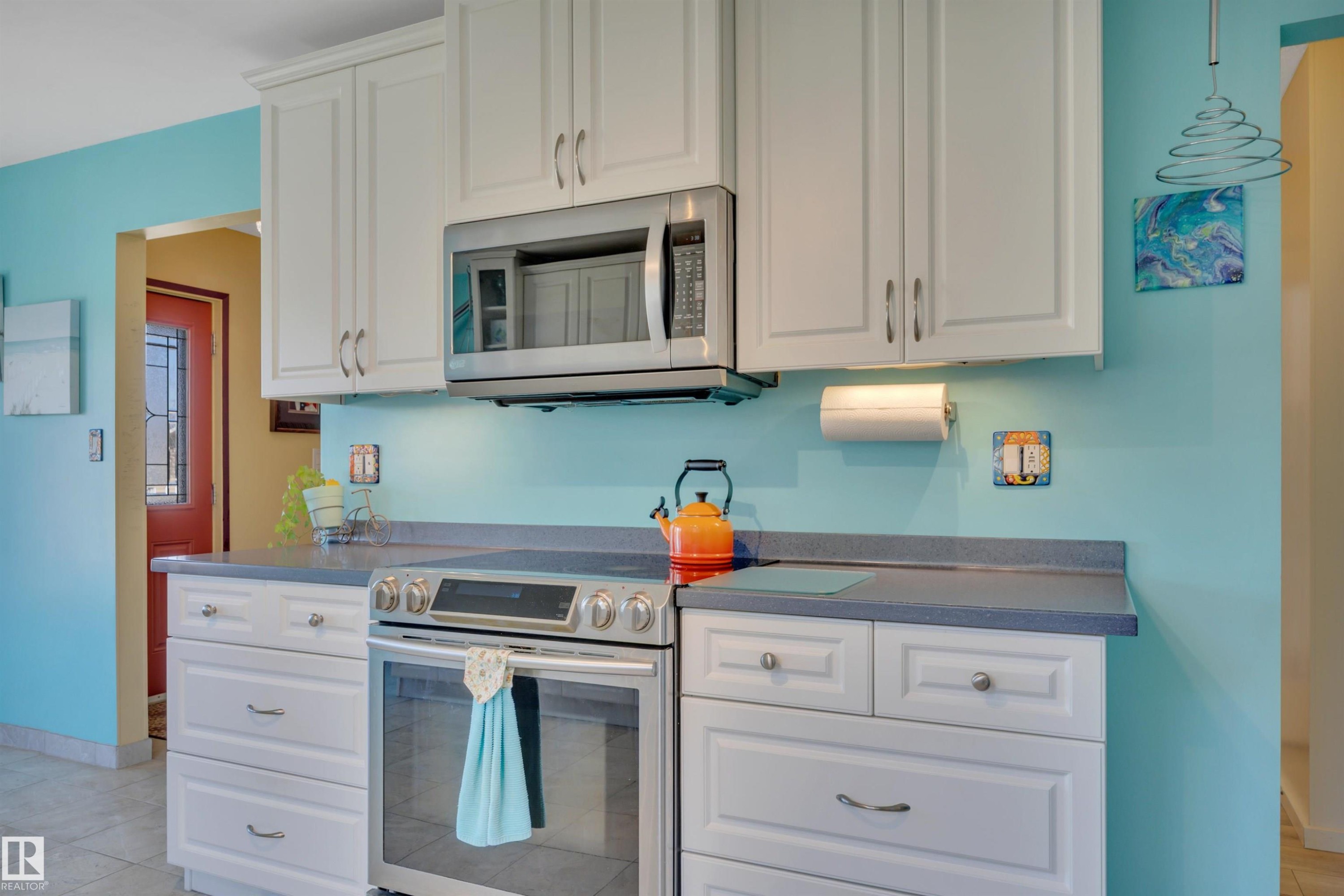 4231 39 Avenue, Leduc, AB - Indoor Photo Showing Kitchen