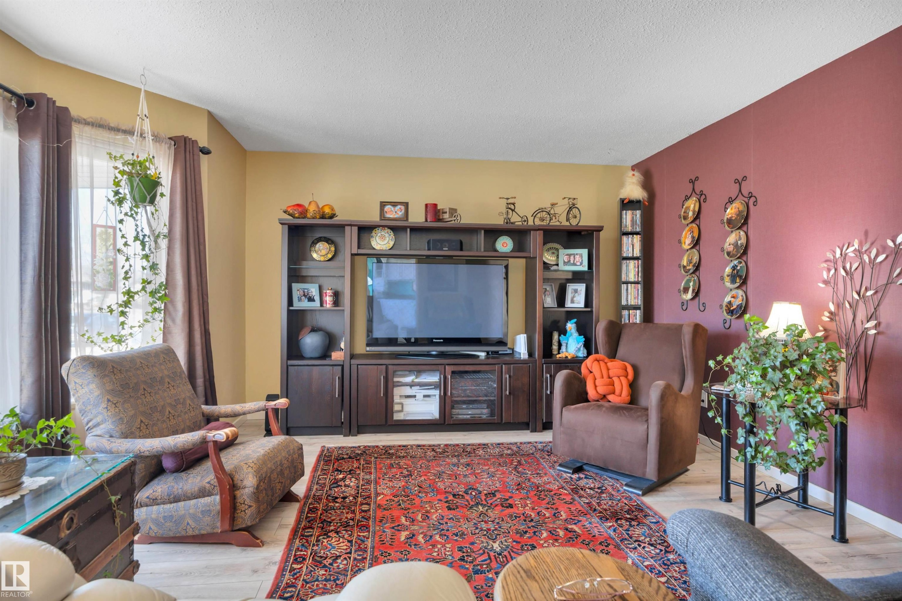 4231 39 Avenue, Leduc, AB - Indoor Photo Showing Living Room