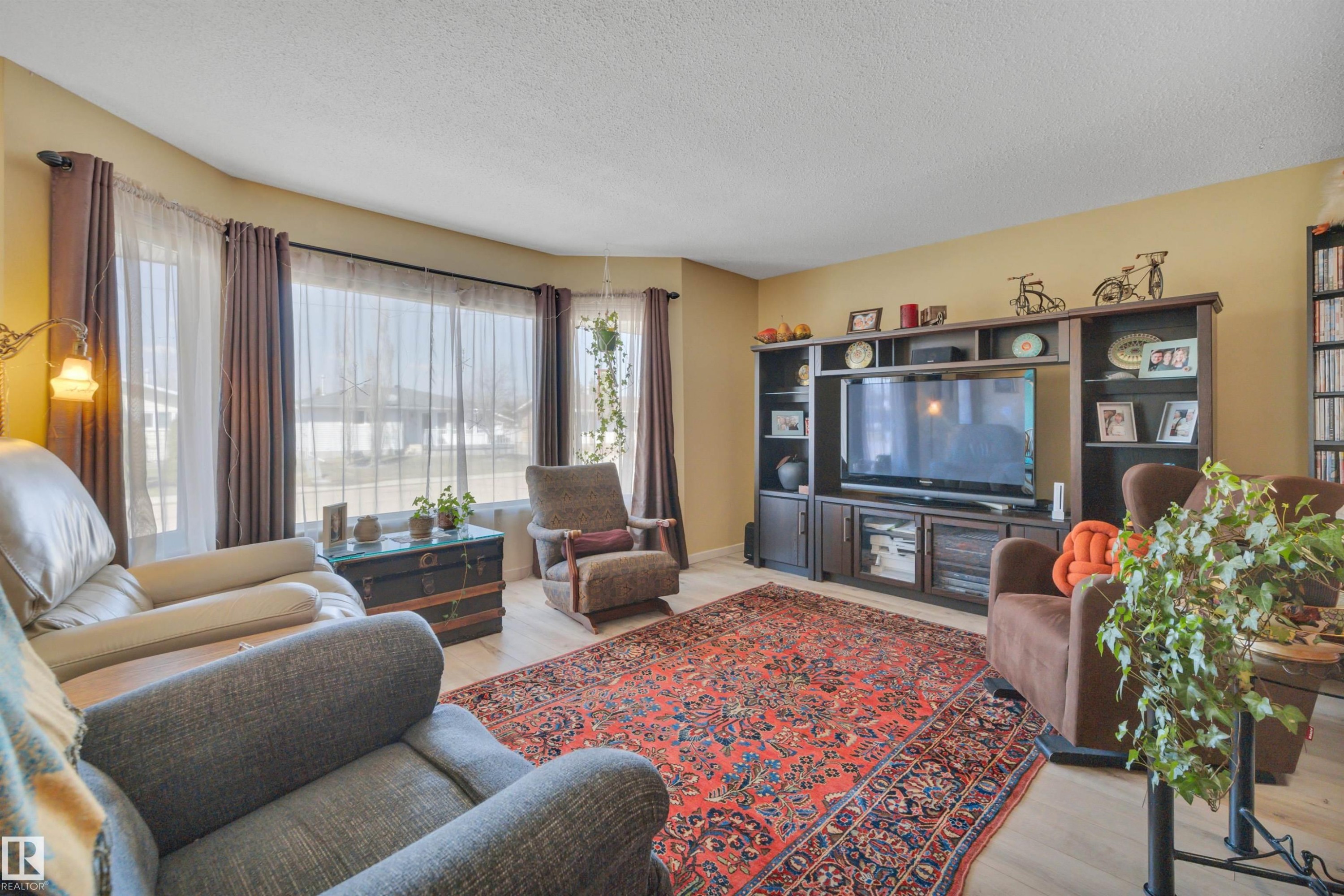 4231 39 Avenue, Leduc, AB - Indoor Photo Showing Living Room