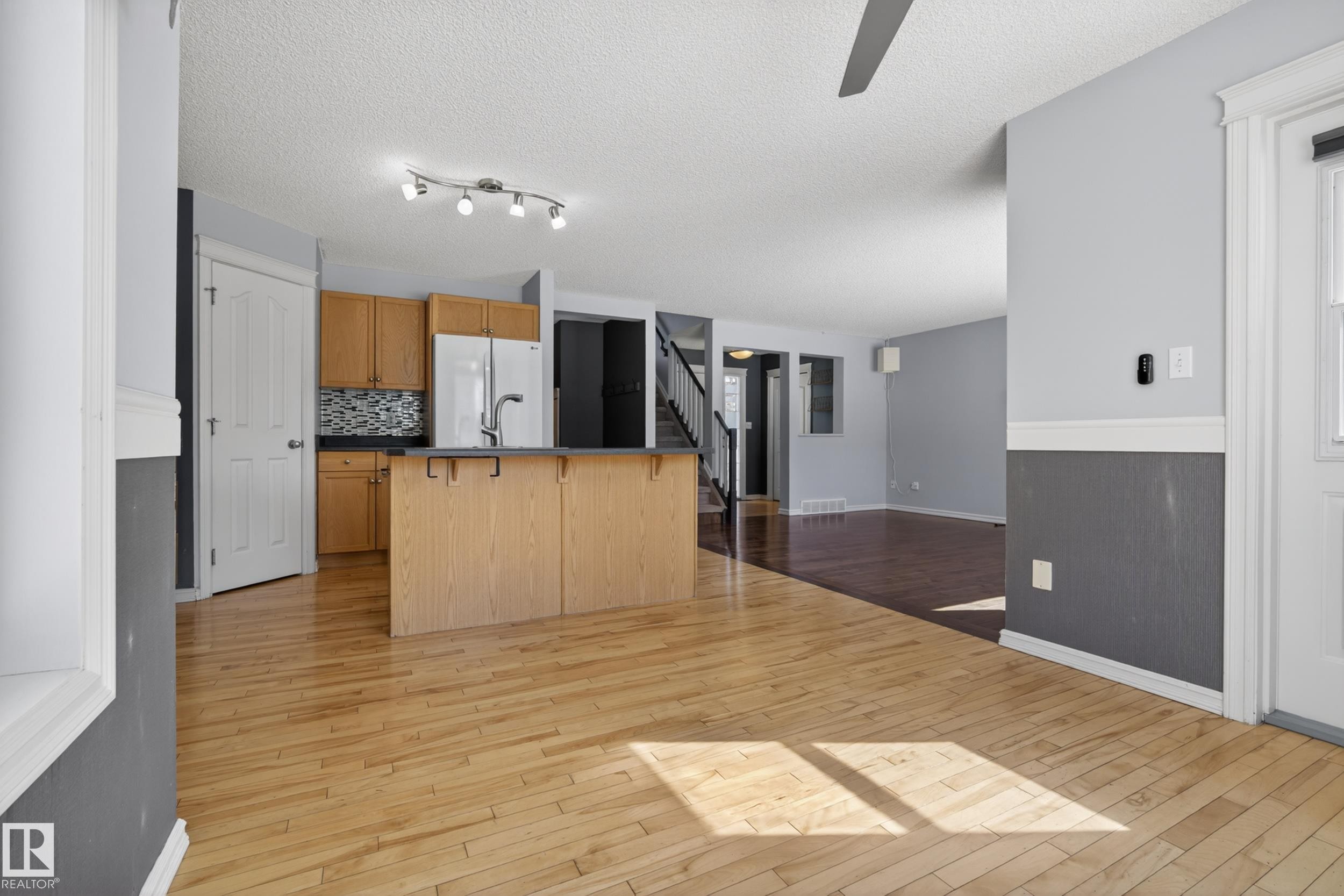 8915 7 Avenue, Edmonton, AB - Indoor Photo Showing Kitchen