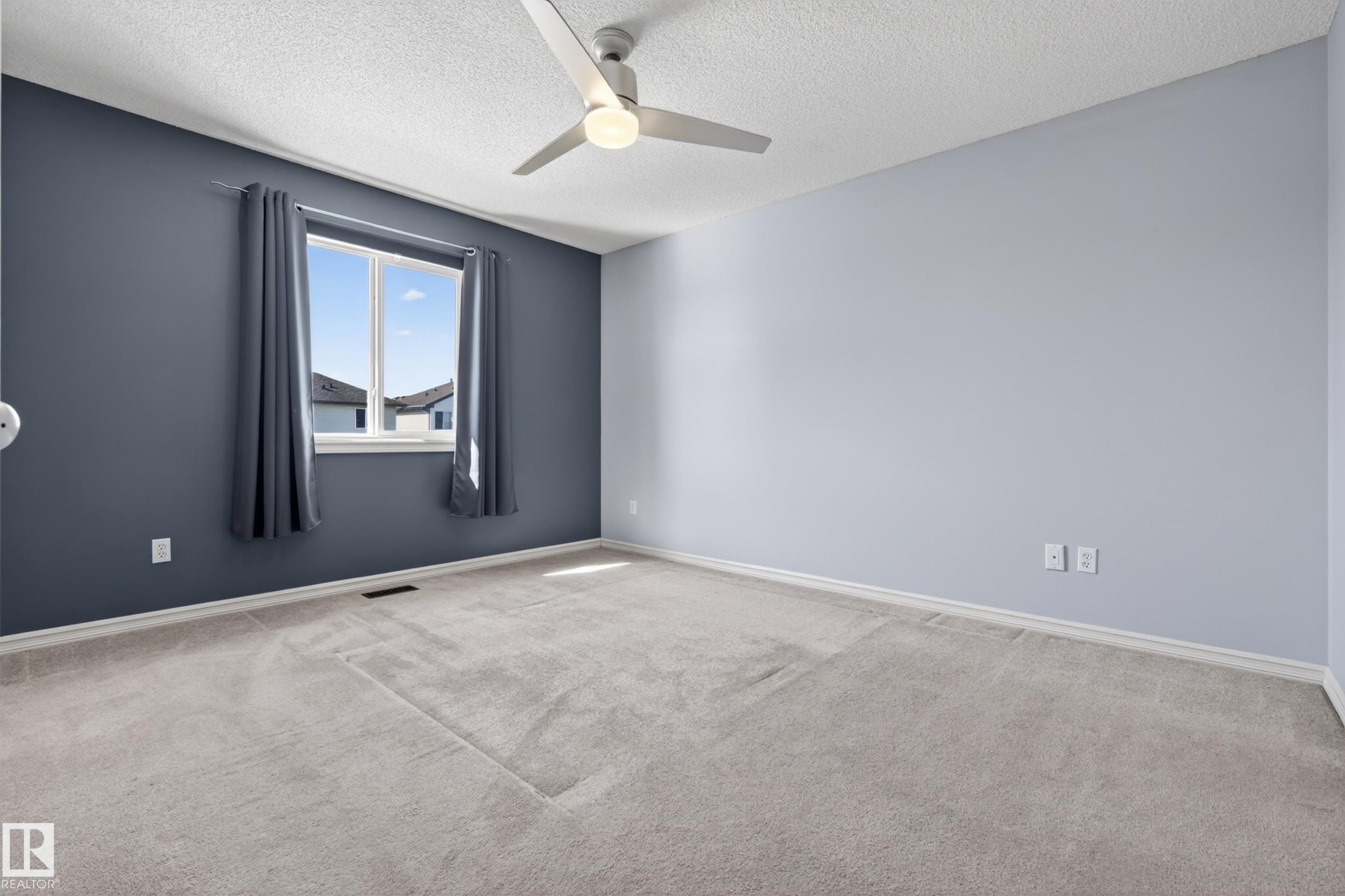 8915 7 Avenue, Edmonton, AB - Indoor Photo Showing Other Room