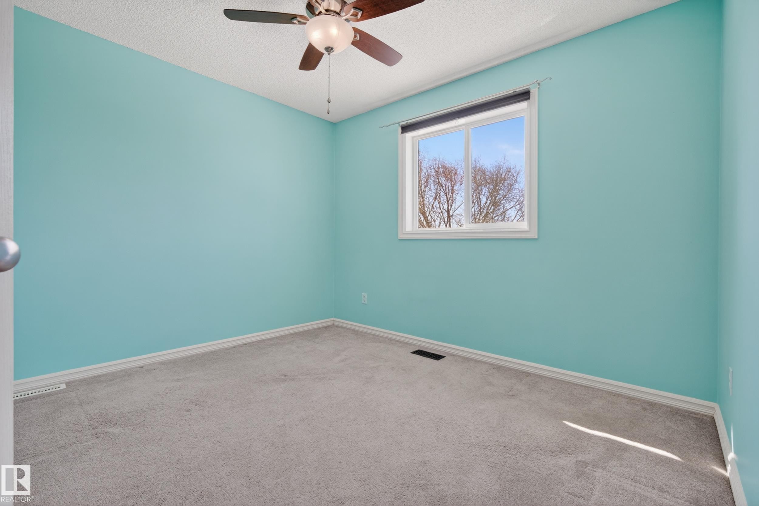 8915 7 Avenue, Edmonton, AB - Indoor Photo Showing Other Room