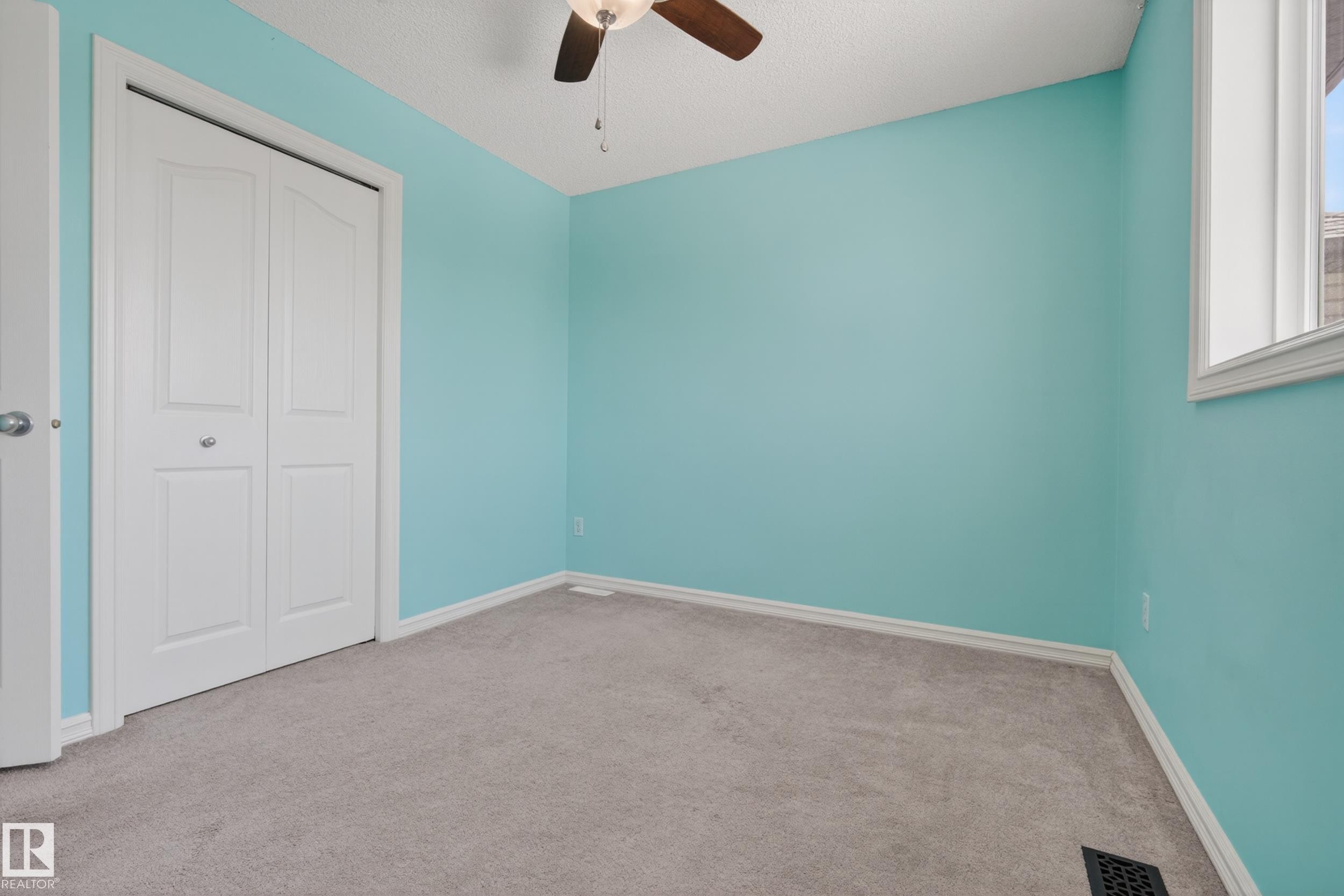 8915 7 Avenue, Edmonton, AB - Indoor Photo Showing Other Room