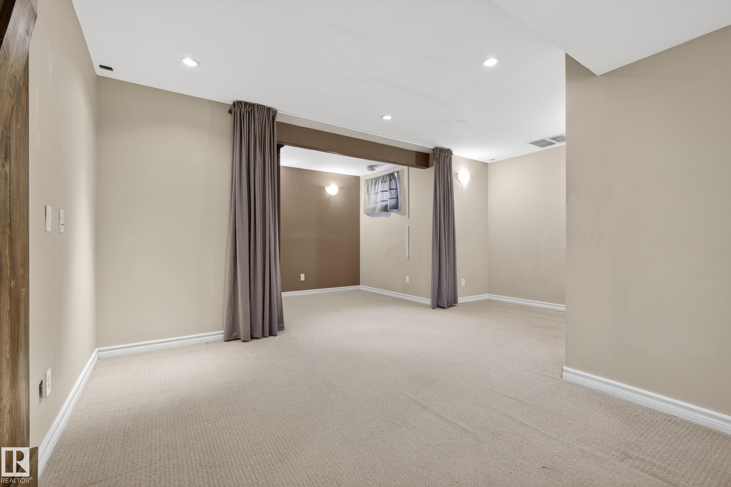 8915 7 Avenue, Edmonton, AB - Indoor Photo Showing Other Room