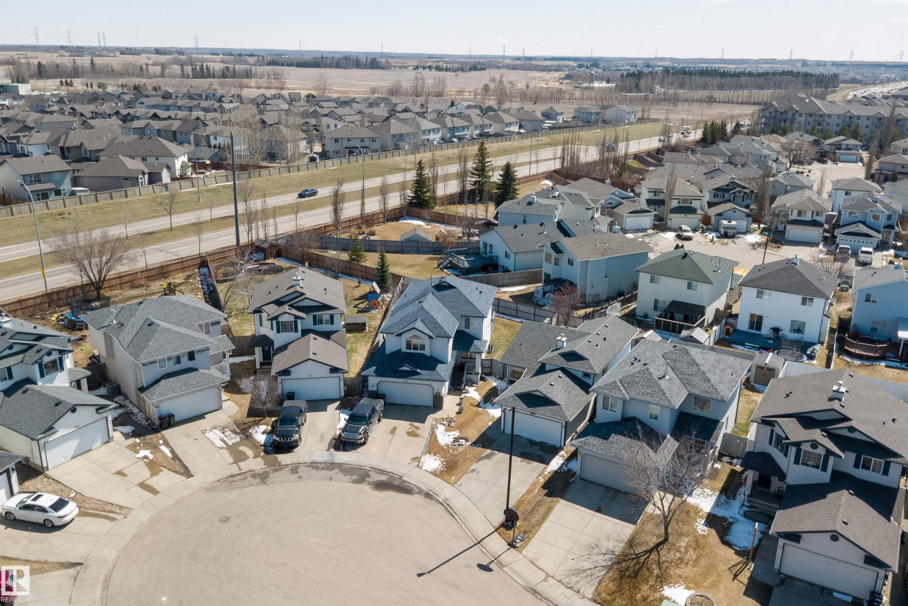 Aerial perspective of a residential neighborhood with detached homes, individual driveways, and a circular street layout - 1811 37 Avenue, Edmonton, AB - Outdoor With View