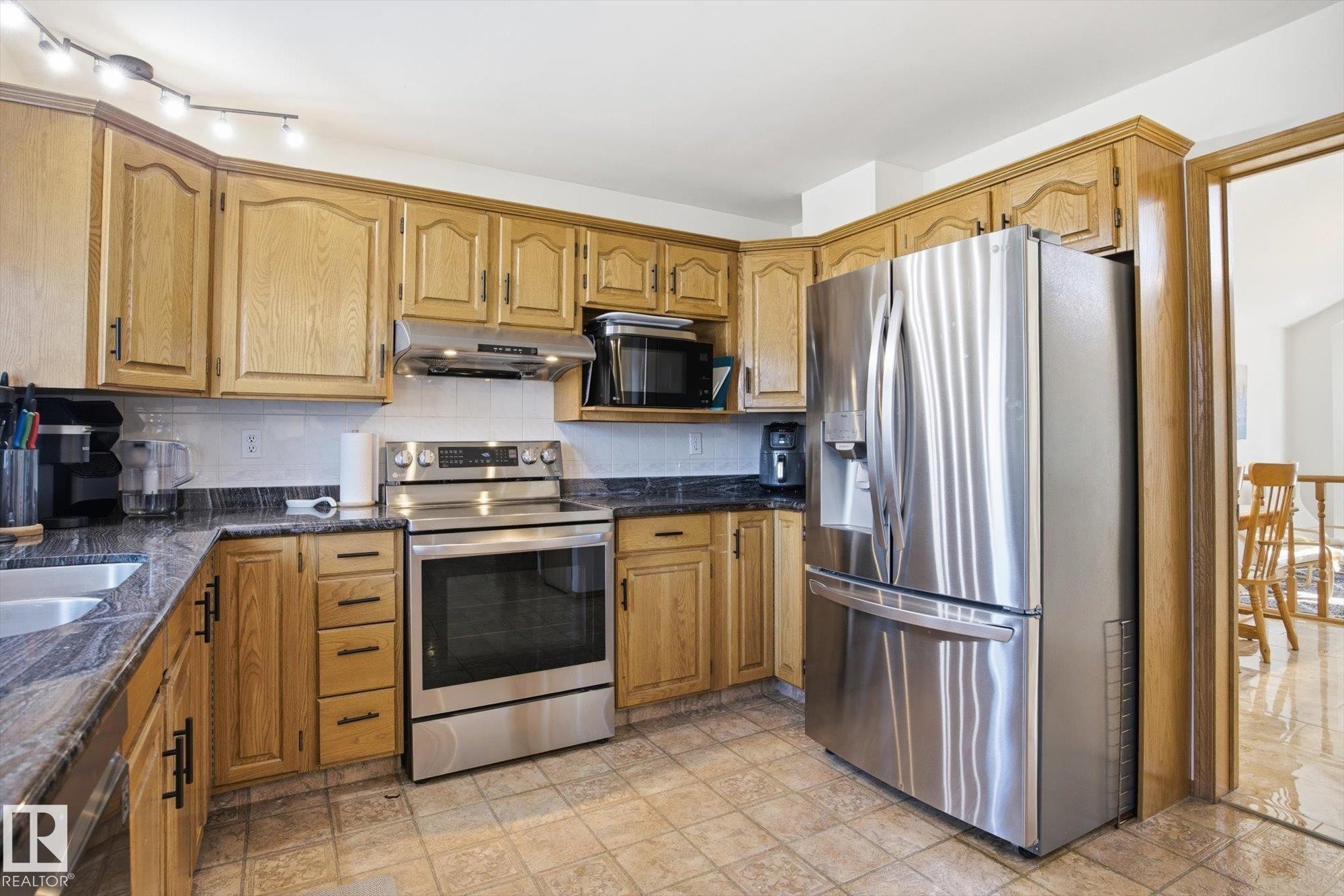 7220 157 Avenue, Edmonton, AB - Indoor Photo Showing Kitchen