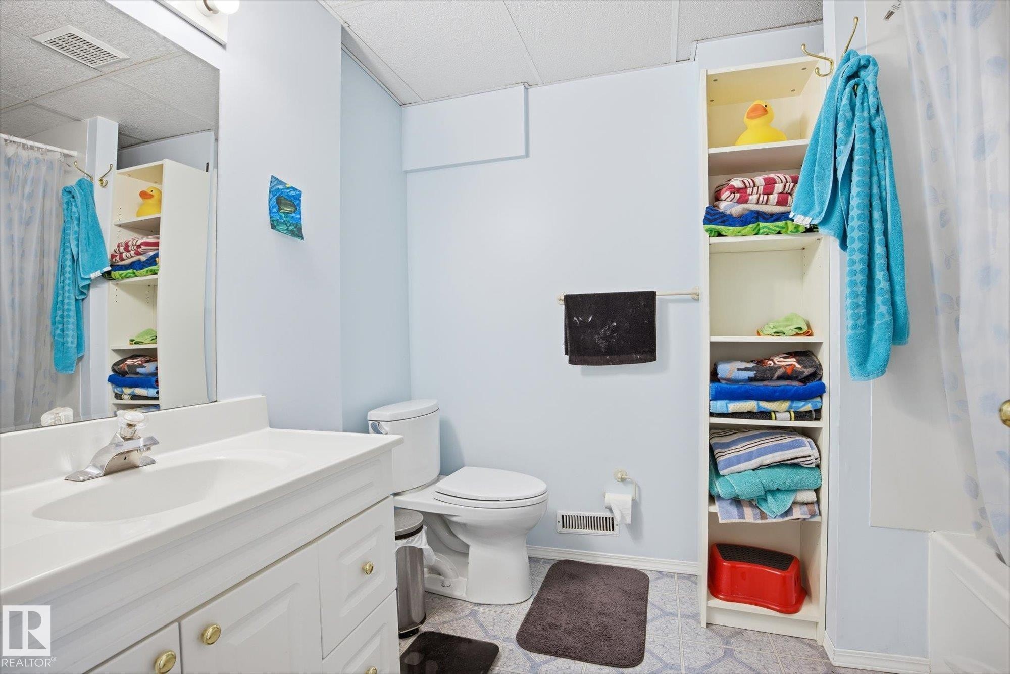 7220 157 Avenue, Edmonton, AB - Indoor Photo Showing Bathroom