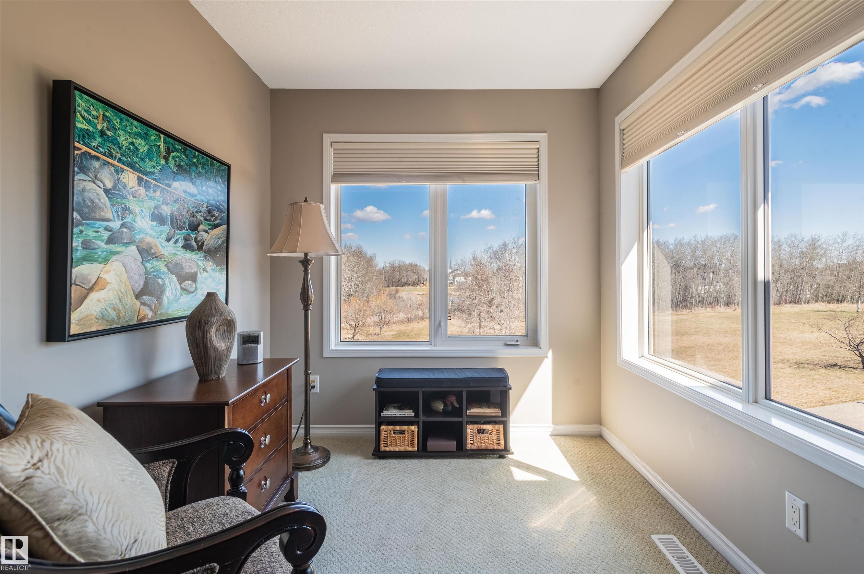 Bright interior room with extensive window banks offering expansive outdoor scenery - 121 Ellington Crescent, St. Albert, AB - Indoor