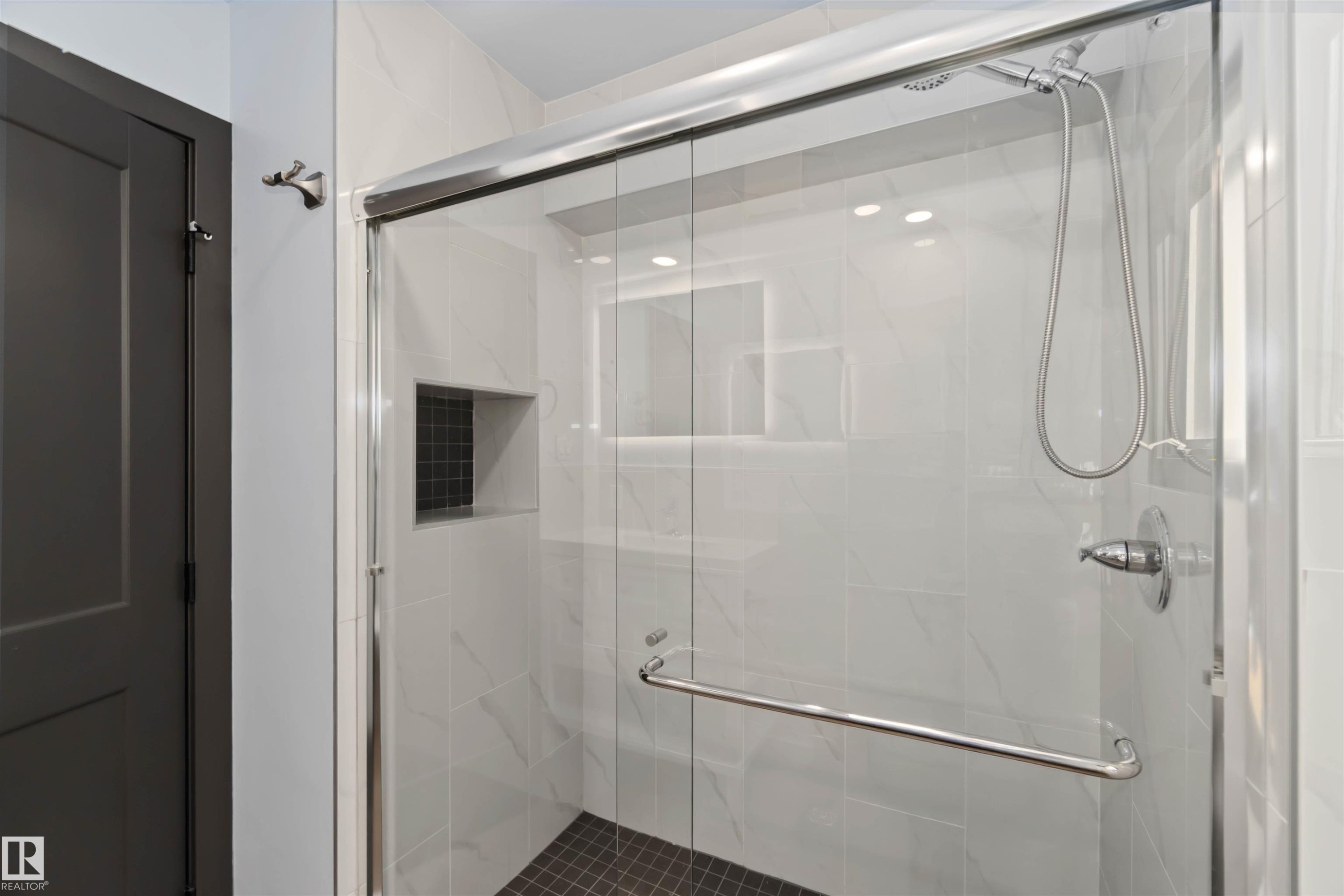 6808 95 Avenue, Edmonton, AB - Indoor Photo Showing Bathroom