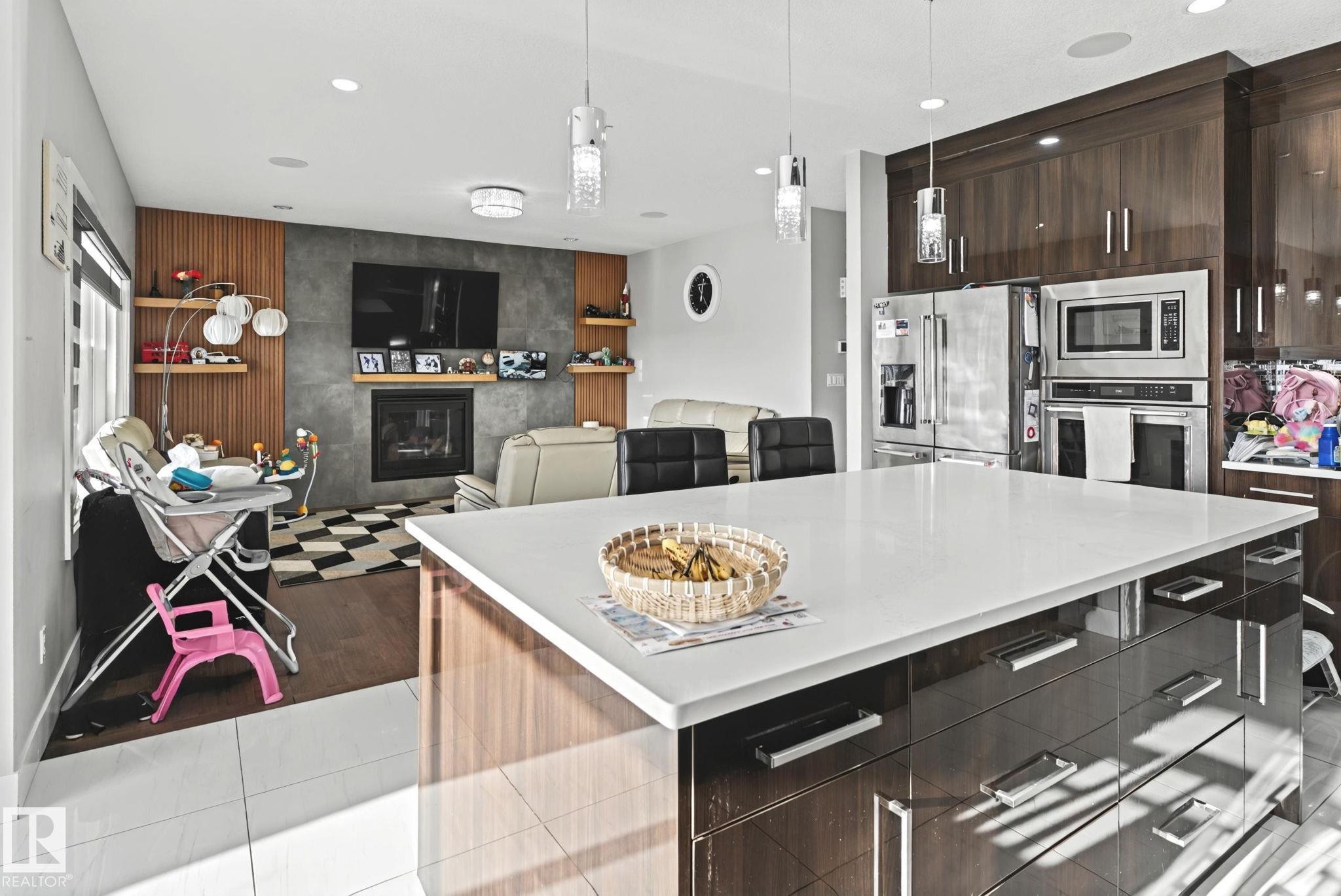 4119 7 Avenue, Edmonton, AB - Indoor Photo Showing Kitchen With Upgraded Kitchen